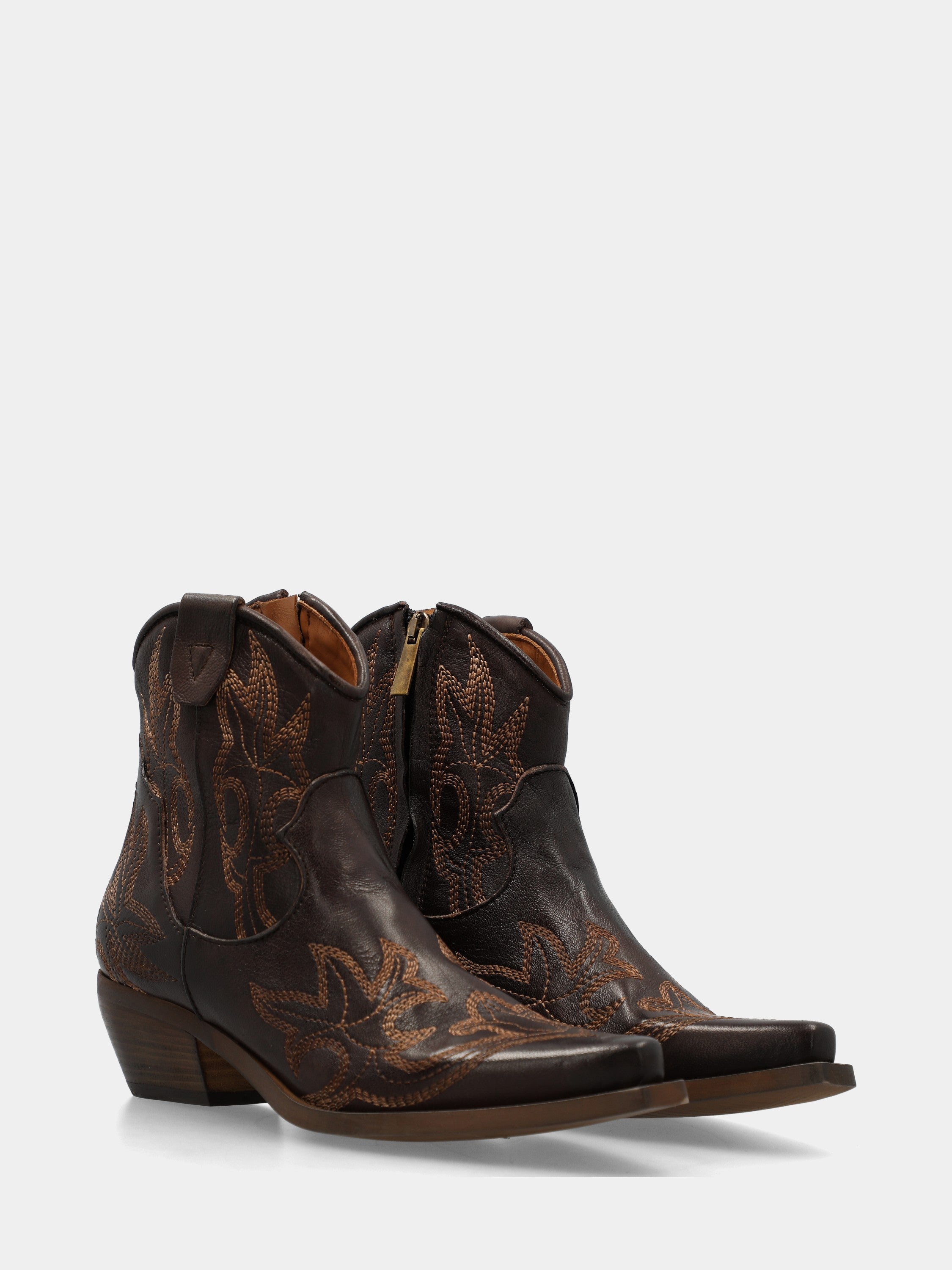 Cowboystiefeletten aus besticktem dunkelbraunem Kalbsleder mit spitzer Schuhspitze
