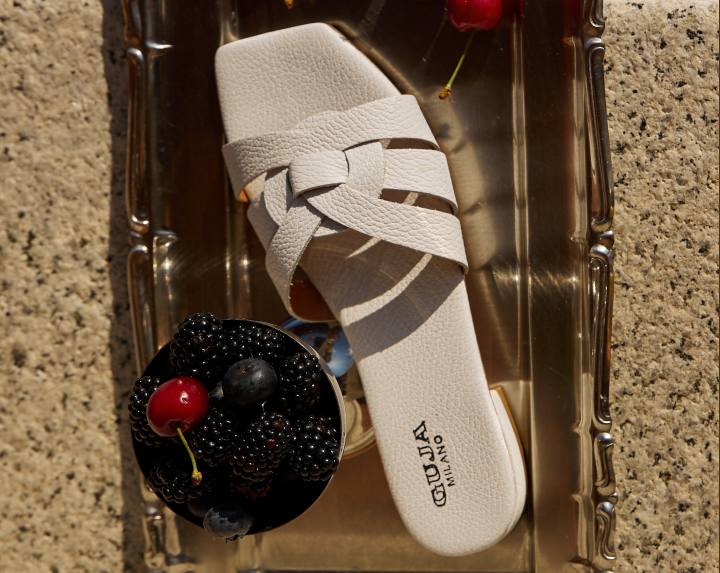 Sandali color argento: la tendenza del momento