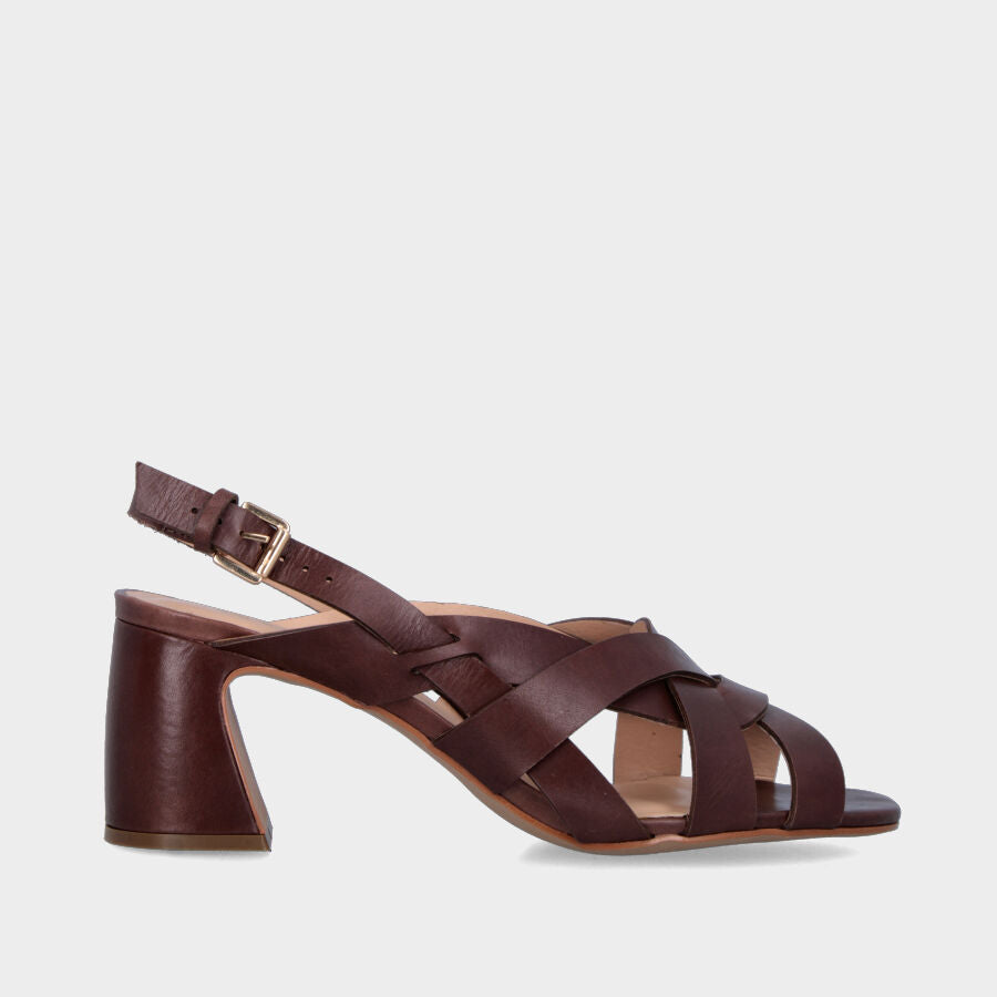 Sandali bianchi con zeppa: comfort per stare in piedi
