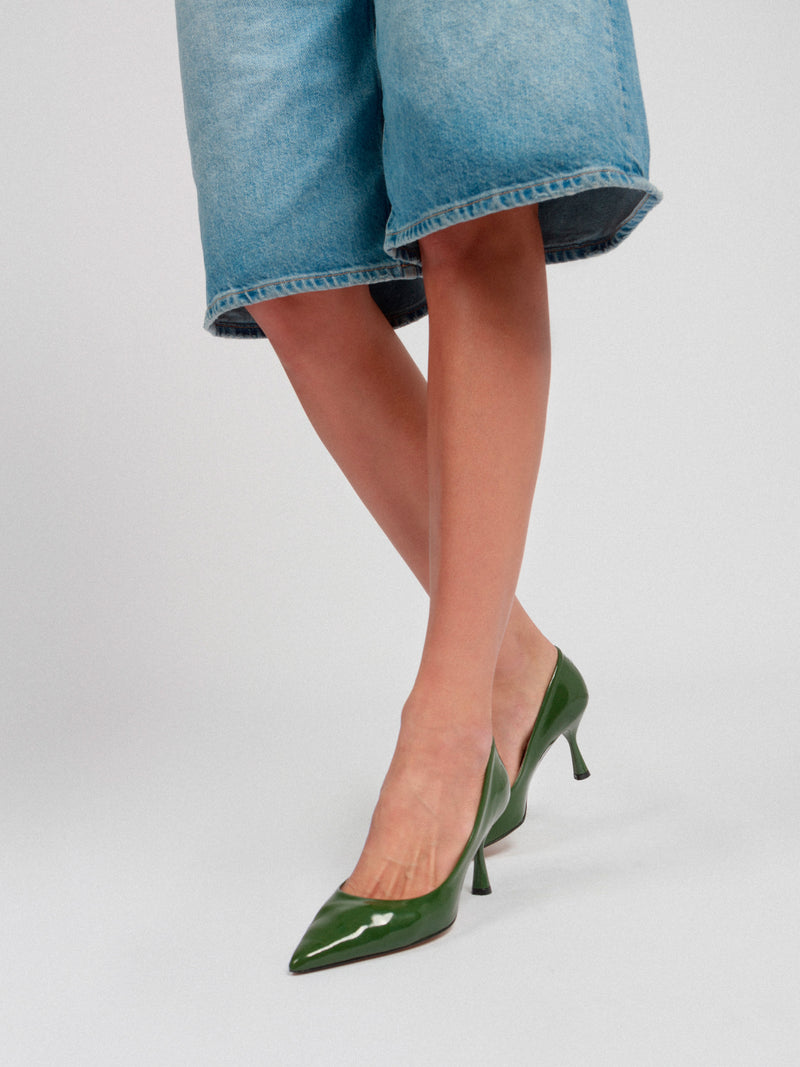 Décolleté in verlux verde con scollo tondo e tacco a calice