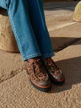 Stringata paraboot in velour leopardato con platform e suola carrarmato