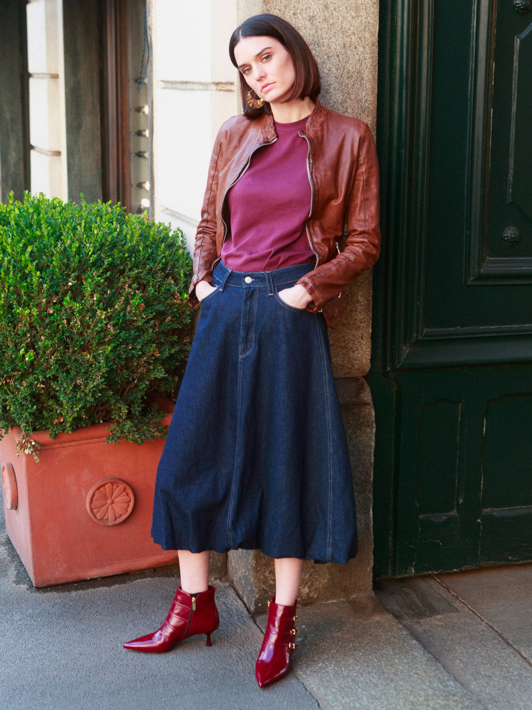 Bottine en verni miroir bordeaux avec talon en forme de calice et brides