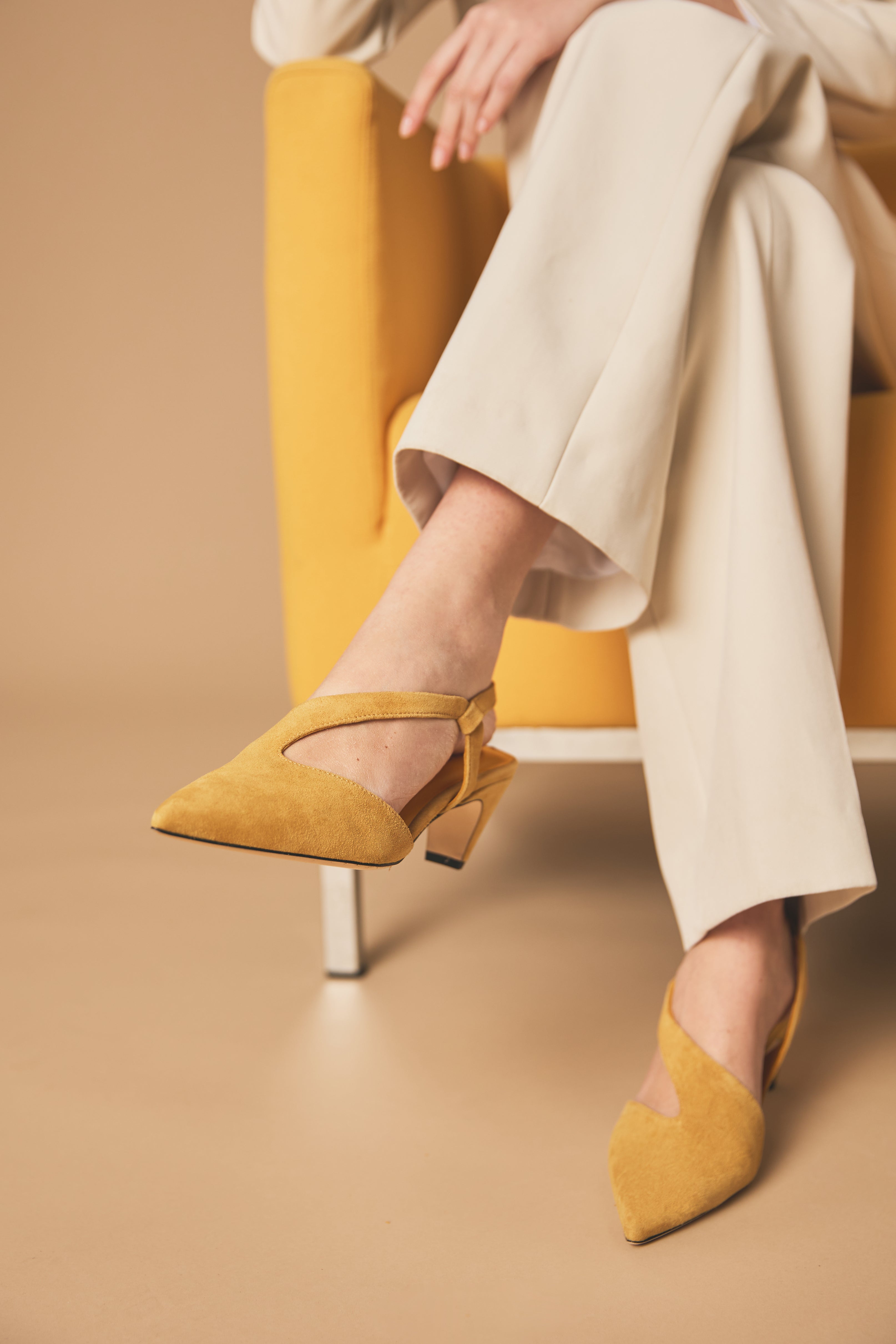 Ochre suede slingback with semi-conical heel