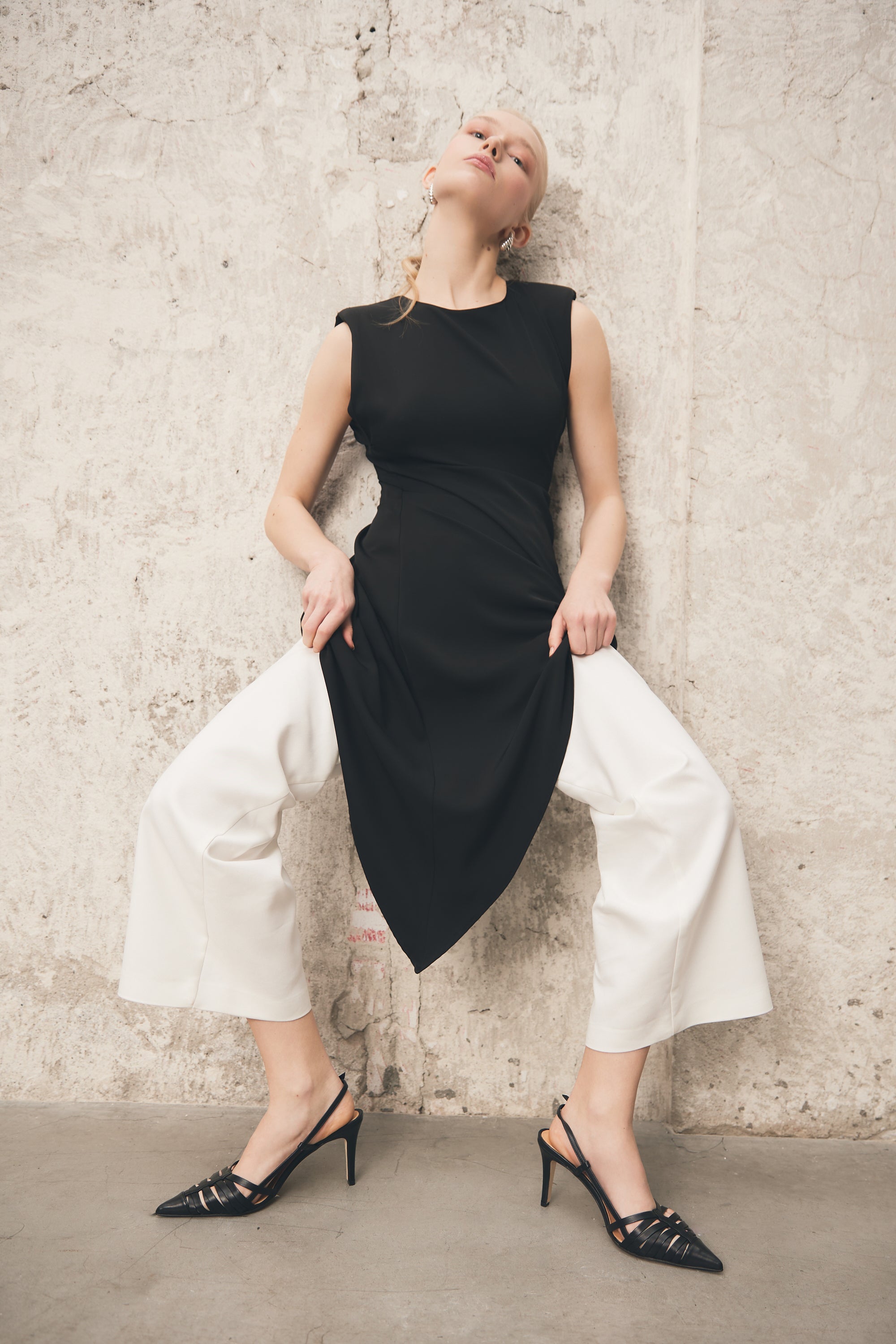 Slingback in nappa nera con cinturini incrociati e stiletto 75mm