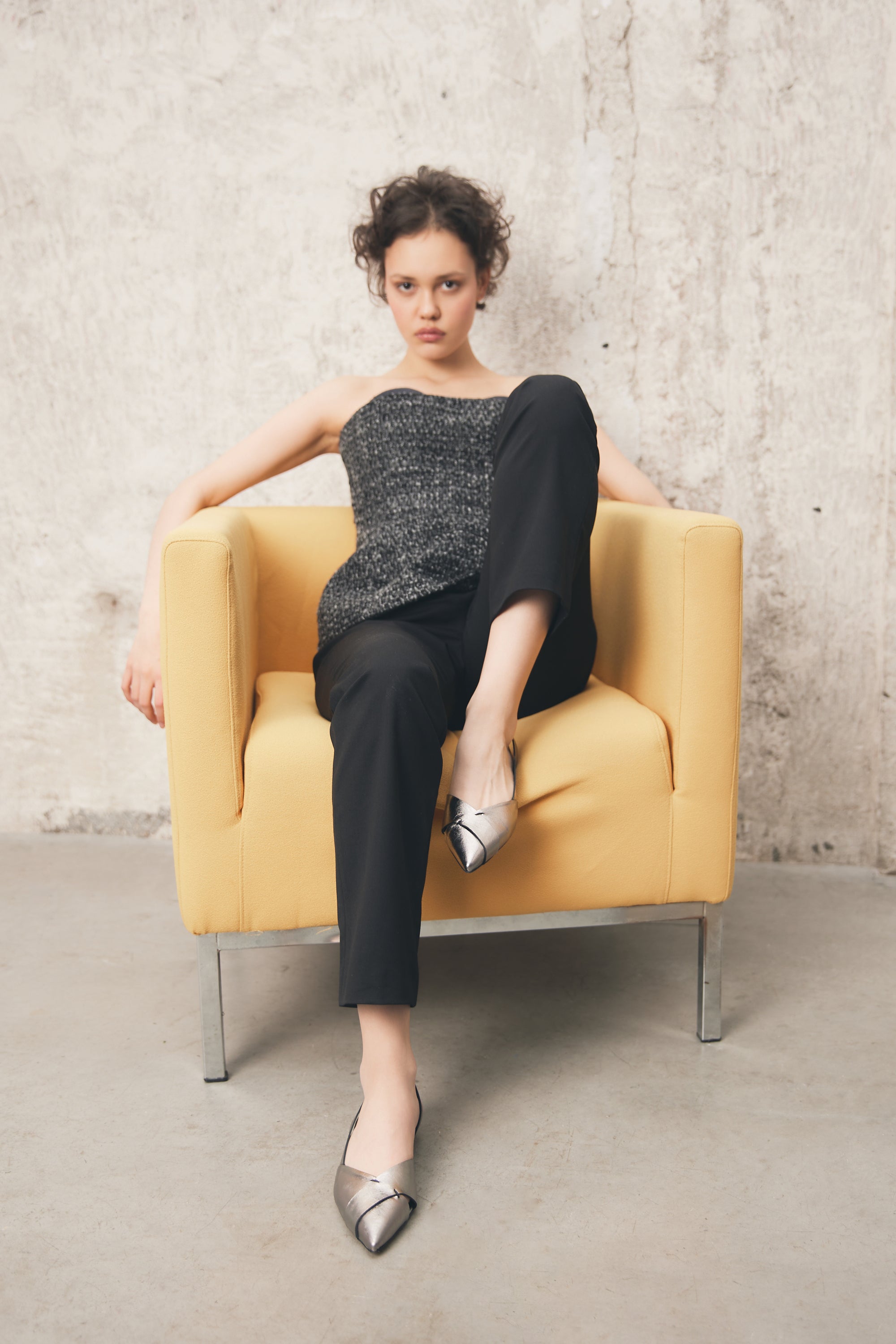 Slingback in laminato acciaio con tacco conico