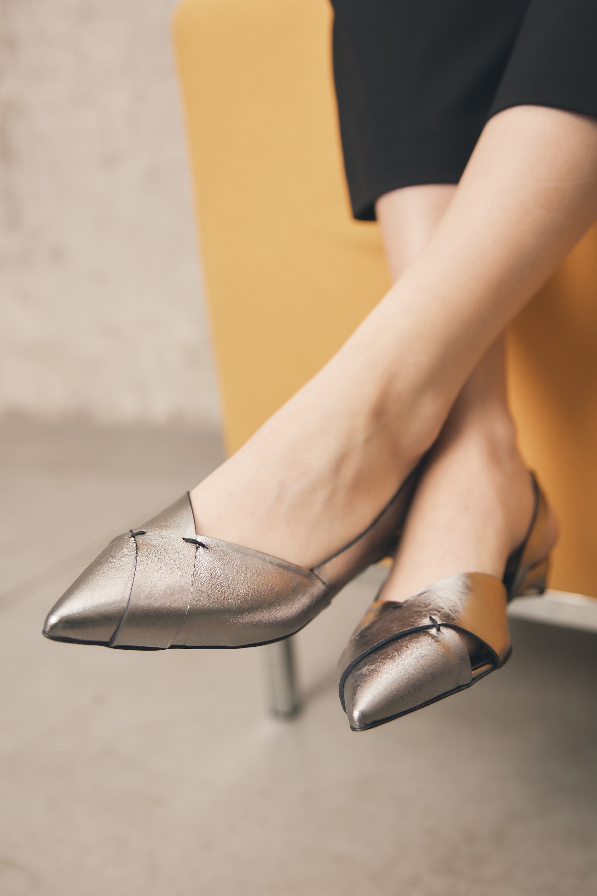 Slingback in laminato acciaio con tacco conico