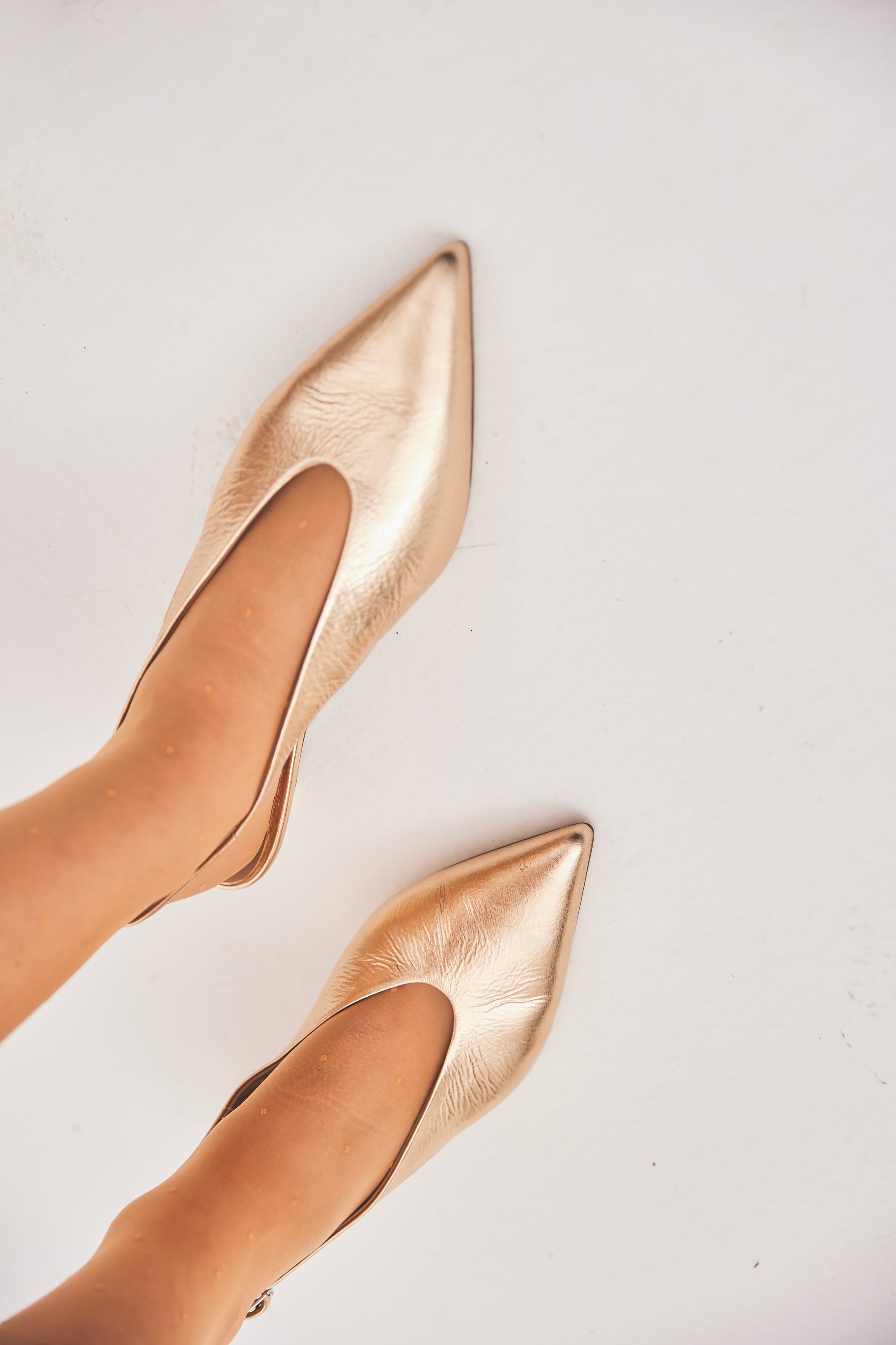 Slingback in laminato oro con tacco a coda