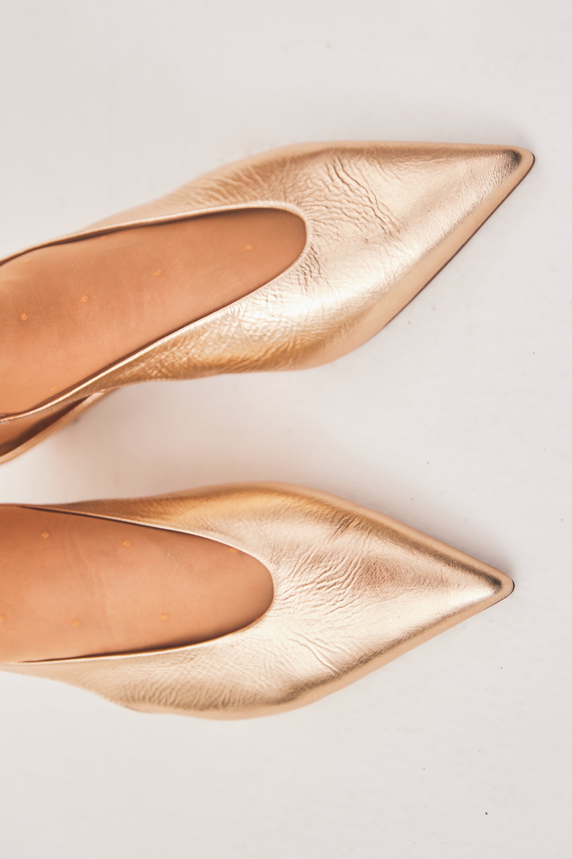 Slingback in laminato oro con tacco a coda
