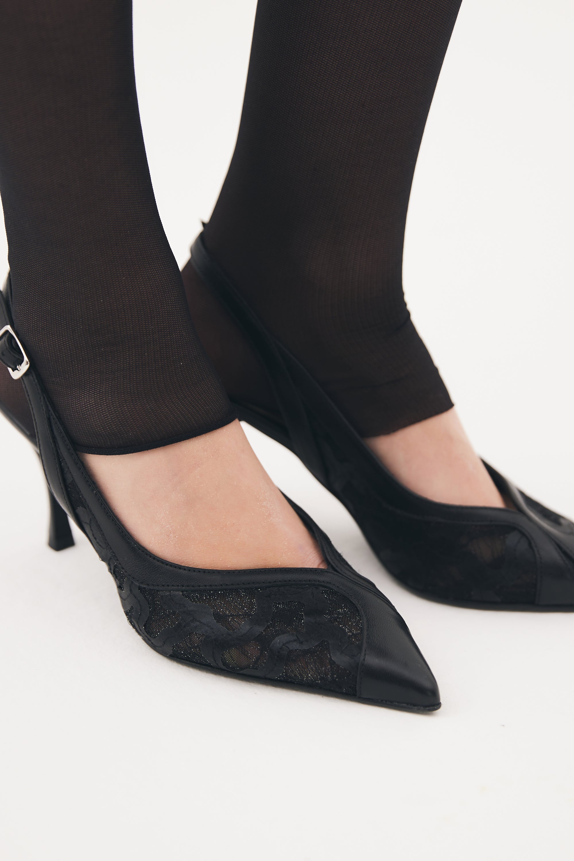 Slingback in nappa nera con ricami e punta sfilata