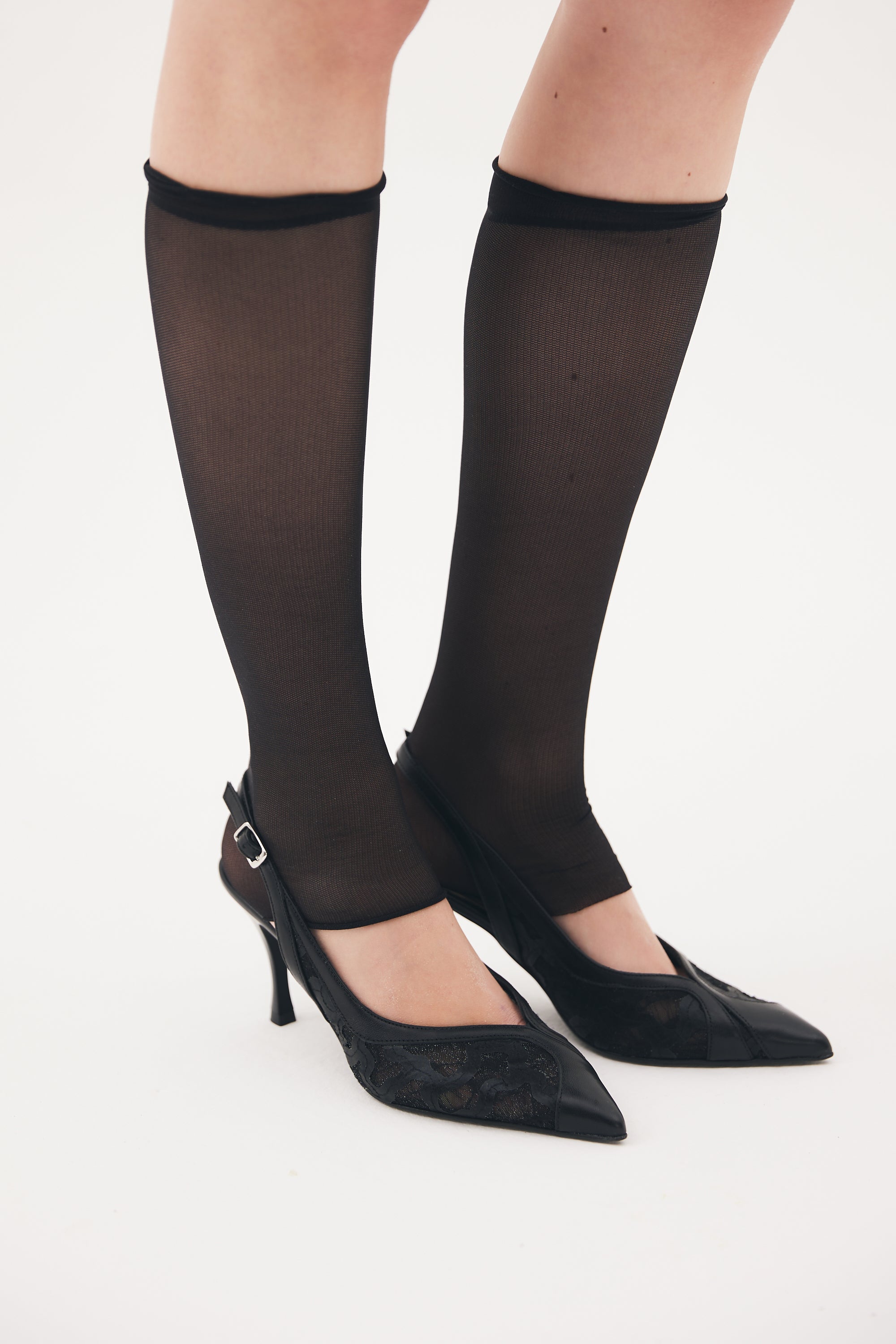 Slingback in nappa nera con ricami e punta sfilata