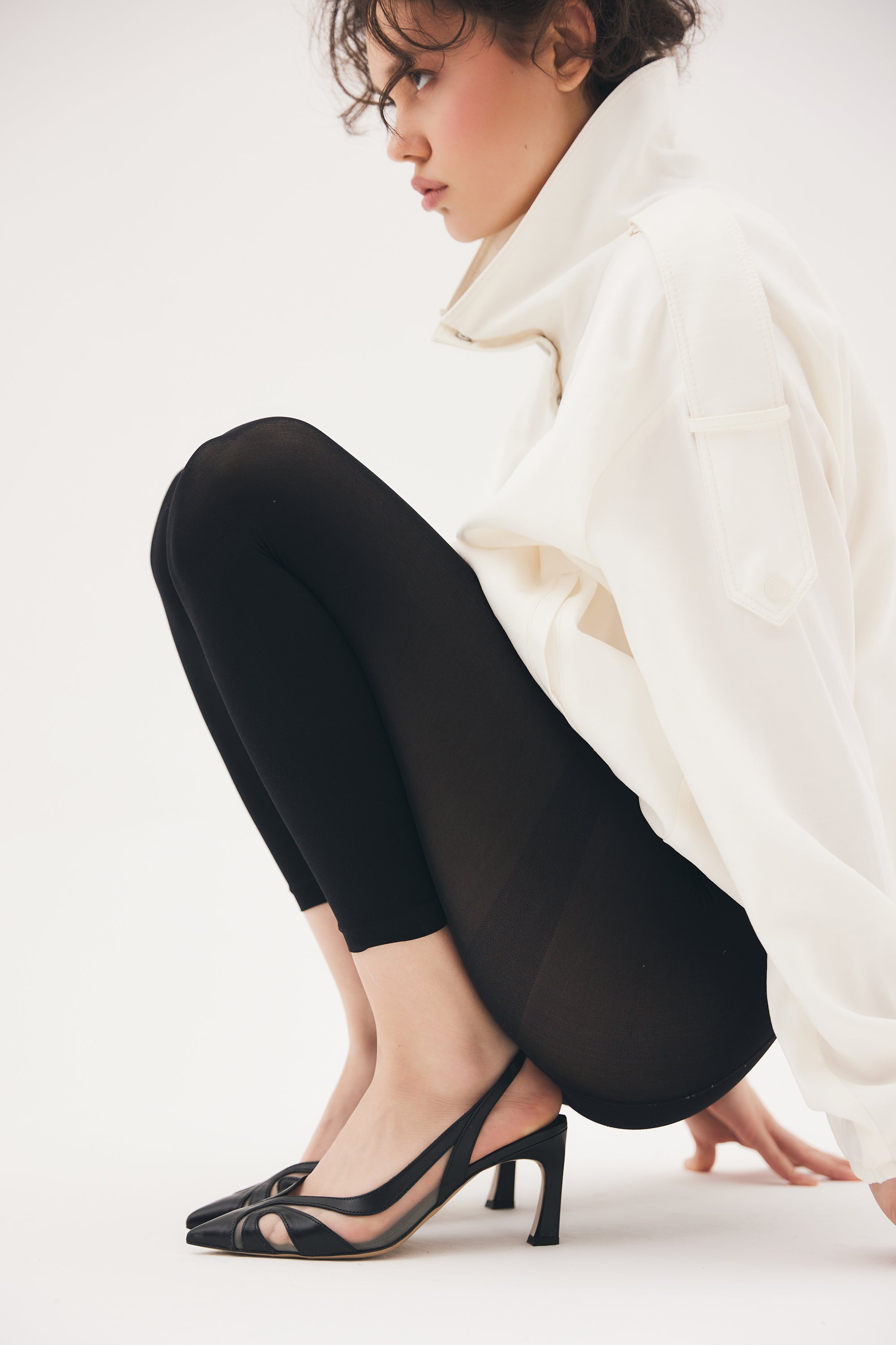 Slingback in nappa nera con tacco a martello e inserti in rete