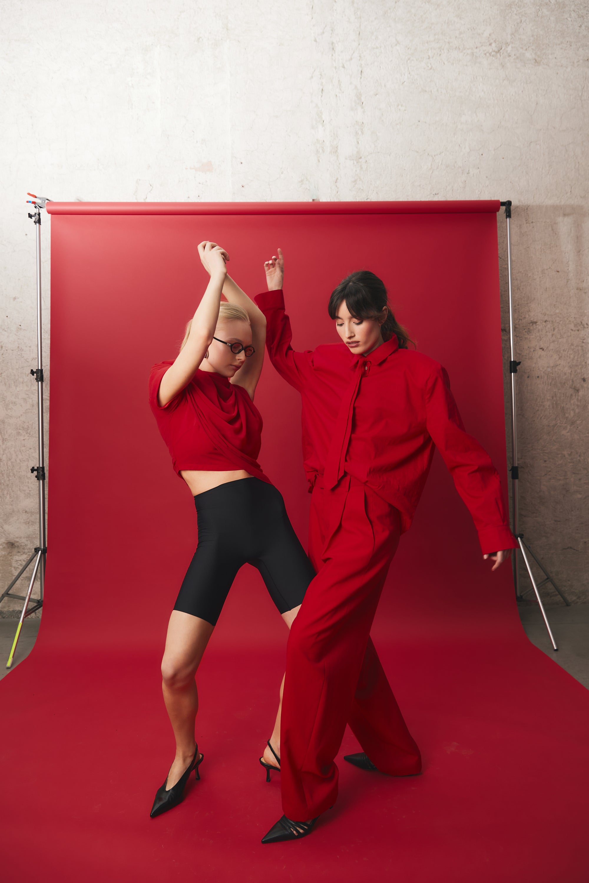 Slingback in nappa nera con tacco a coda conico