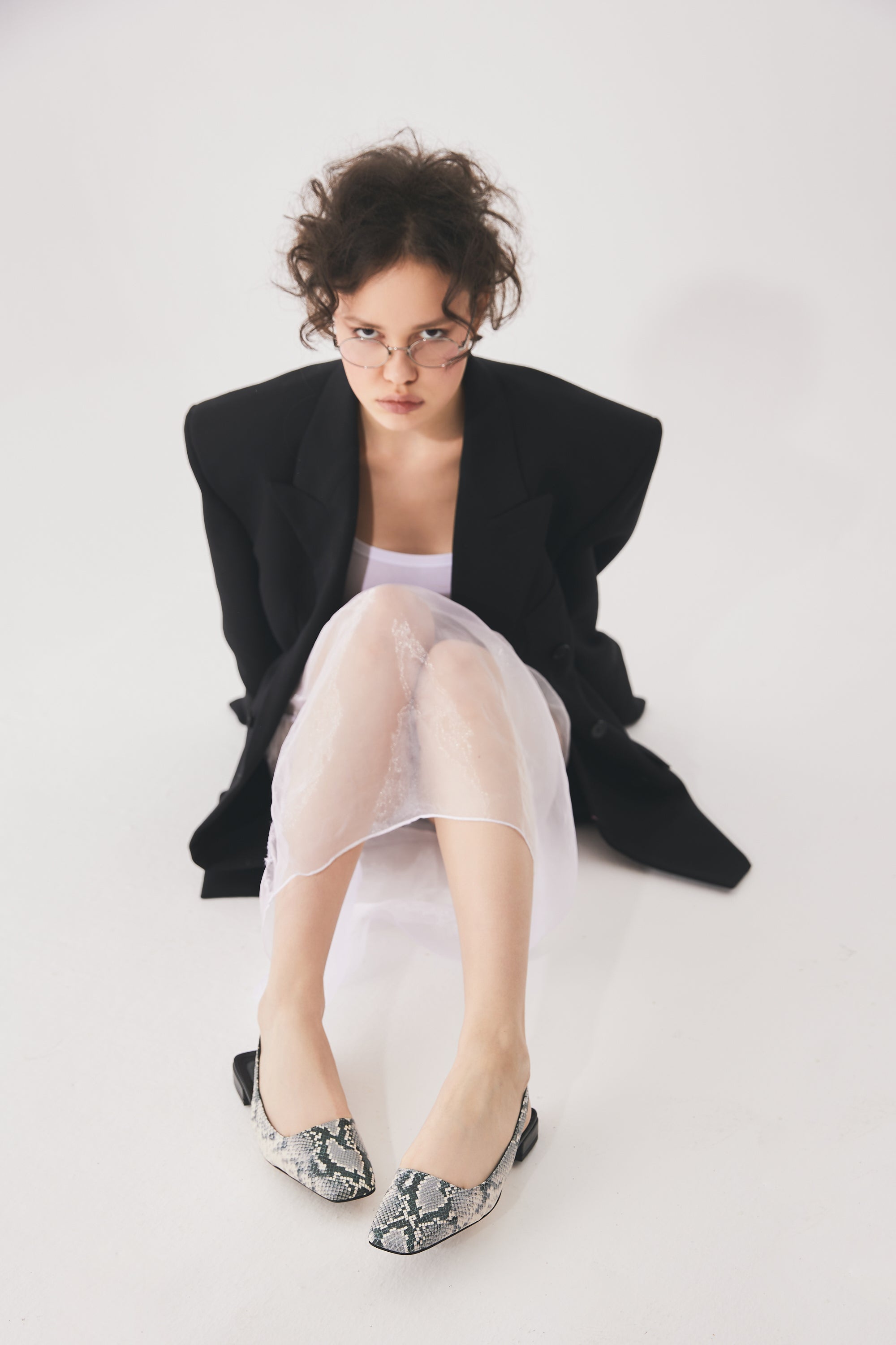 Slingback in vitello stampato pitone sui toni del grigio con punta quadrata