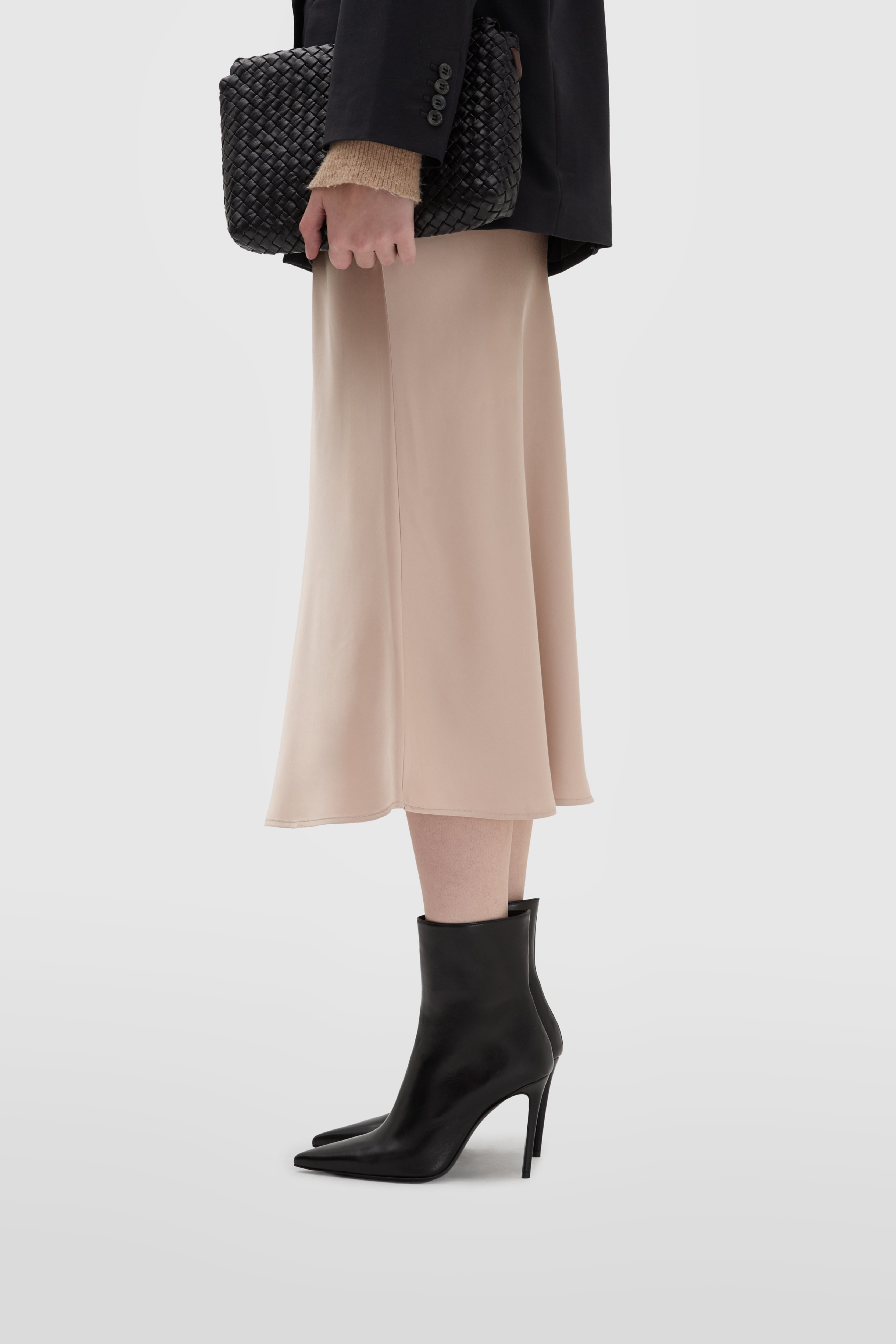 Bottine en nappa noir avec talon aiguille de 100 mm en forme de queue et bout effilé