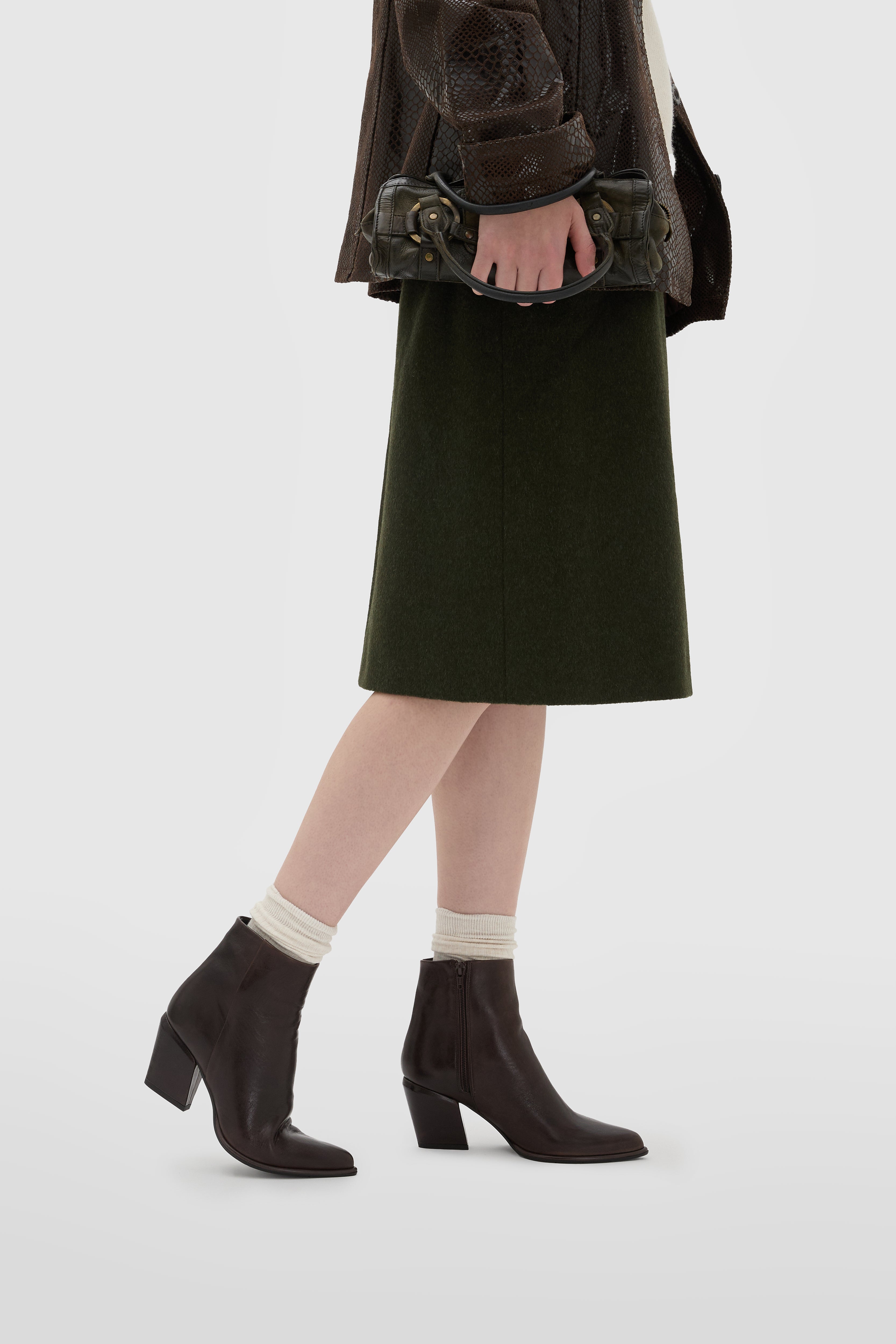 Bottine en nappa marron foncé avec bout effilé et talon bloc