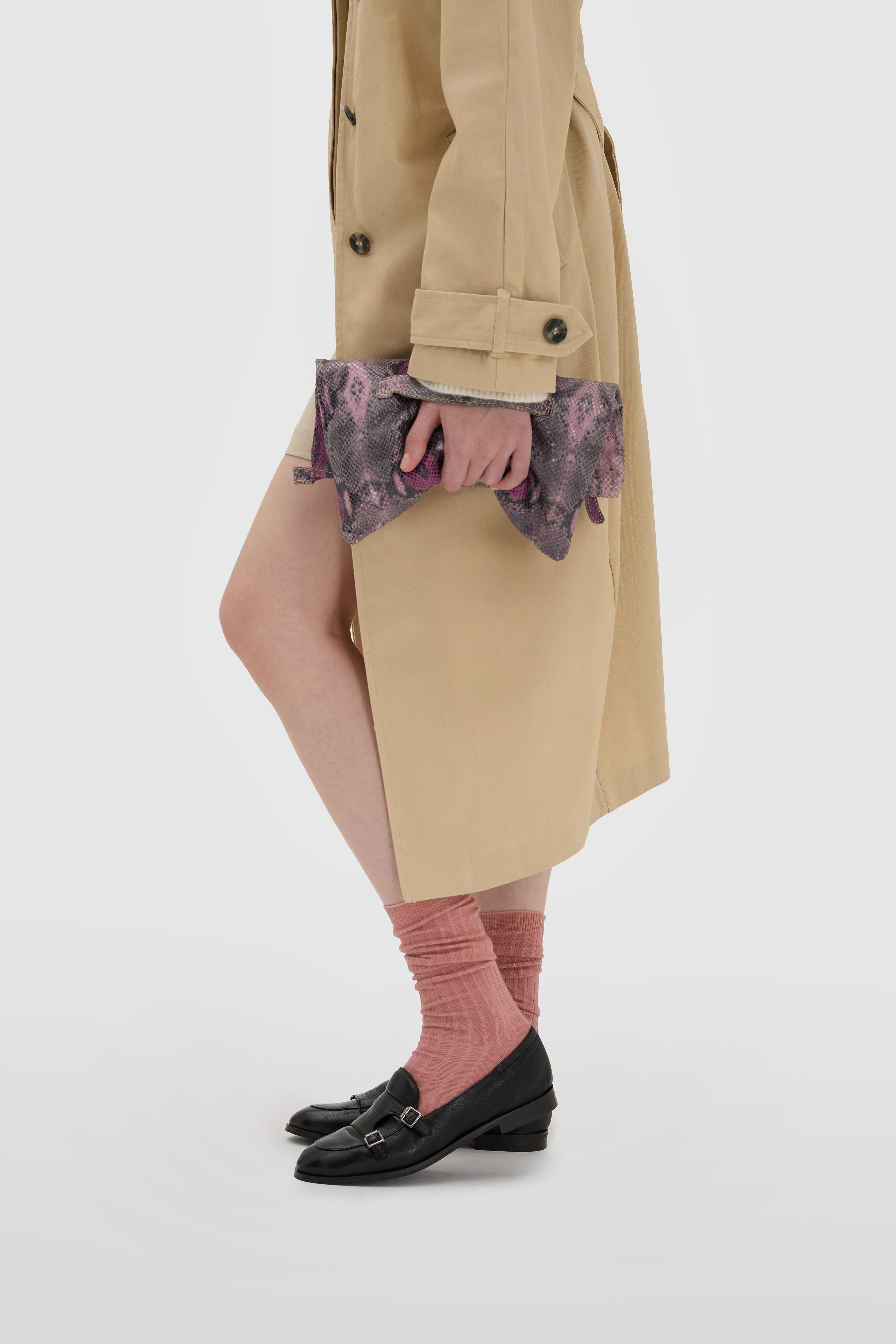 Mocassin en cuir de veau noir avec double bride et finitions soignées.