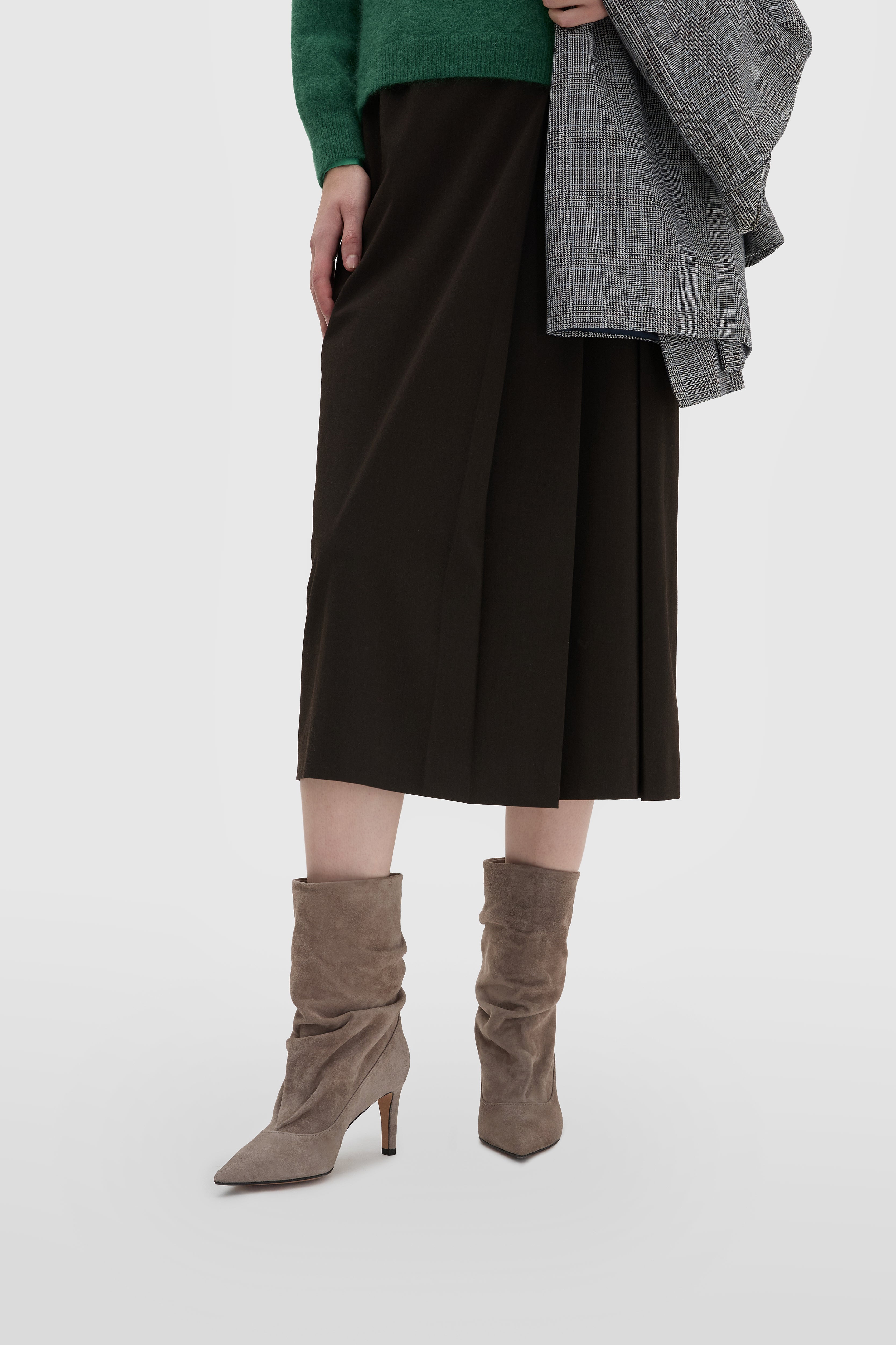 Bottine en daim gris avec tige embossée et talon aiguille