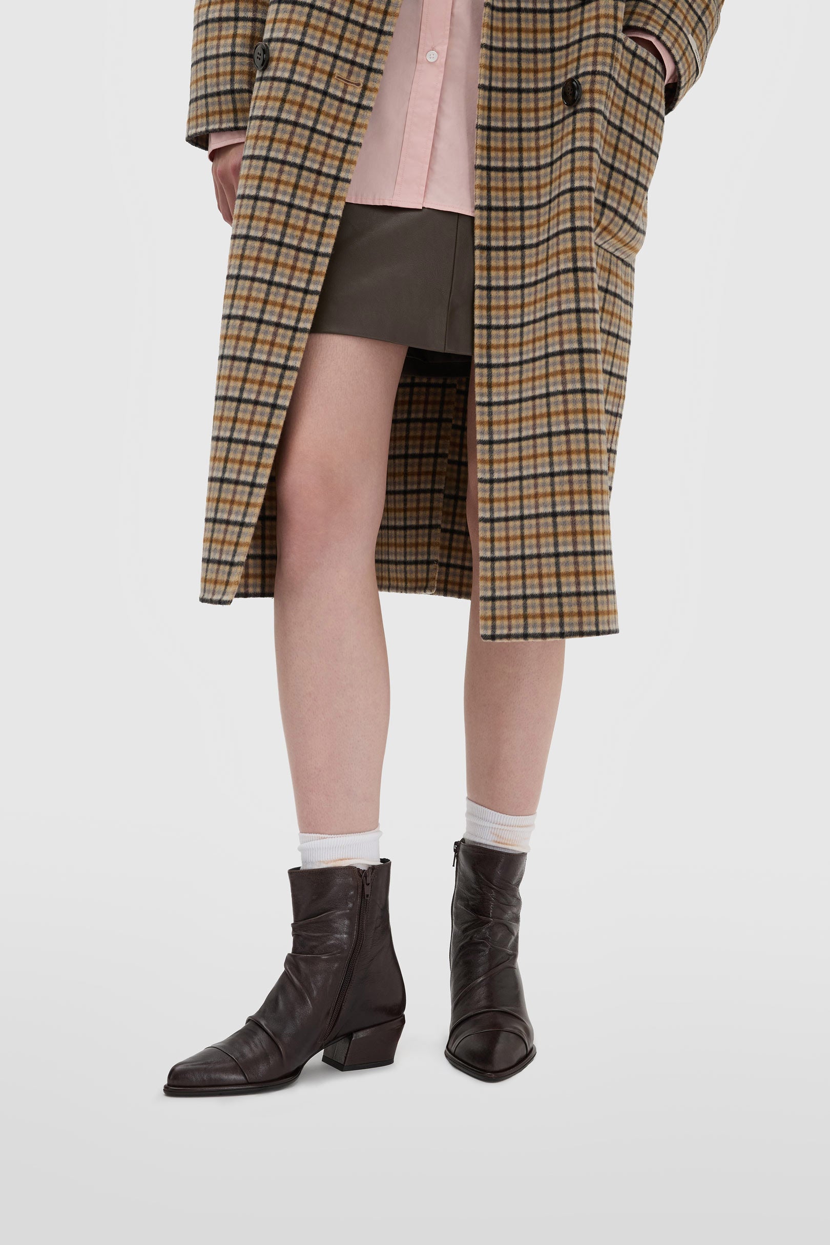 Bottine en cuir nappa marron avec talon bloc et détails en relief