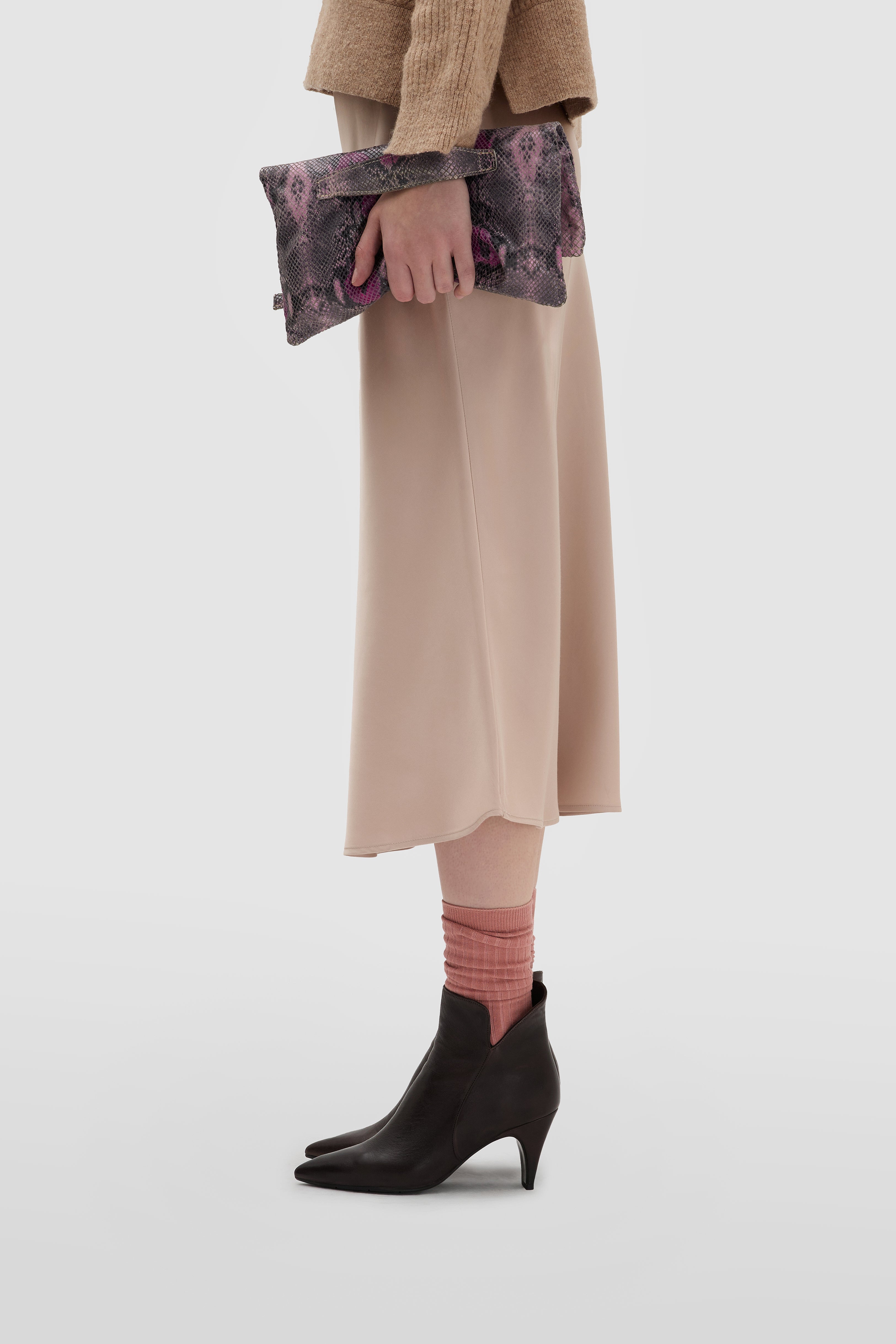 Stiefelette aus dunkelbraunem Nappaleder mit konischem Absatz und spitz zulaufender Spitze