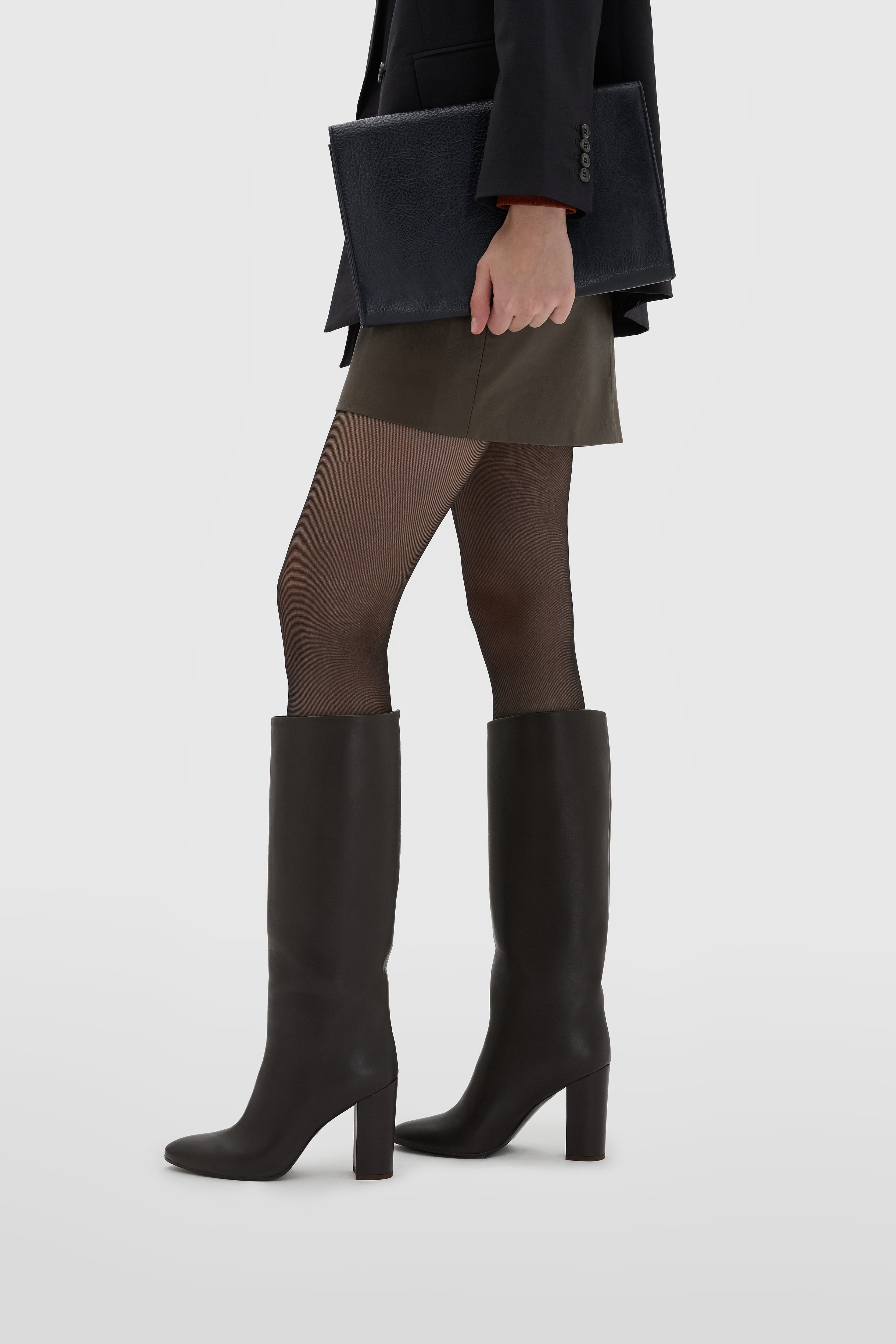 Schlauchstiefel aus dunkelbraunem Nappaleder mit breitem Absatz und abgerundeter Spitze