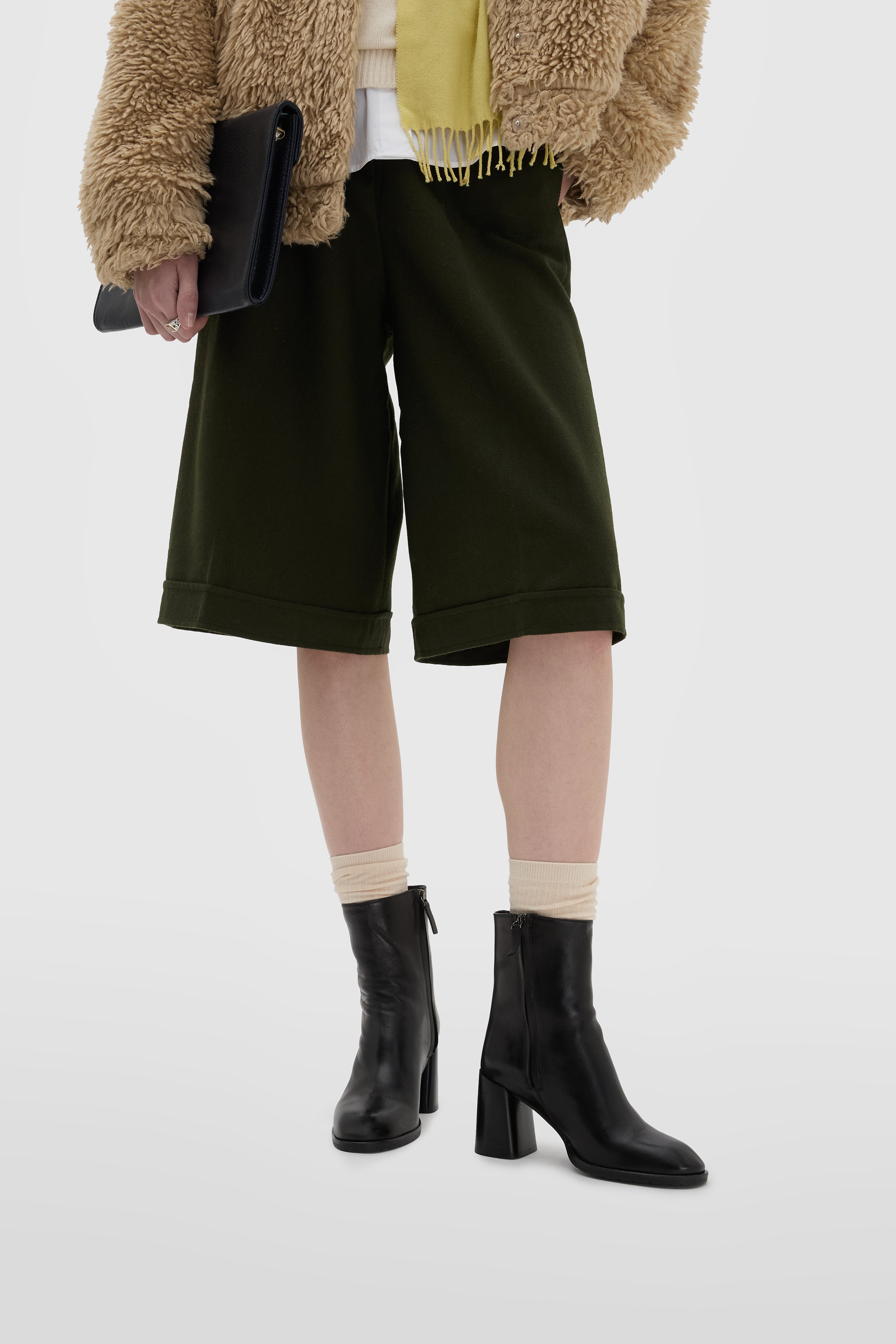 Stiefelette aus schwarzem Nappaleder mit abgerundetem Absatz in Lederoptik