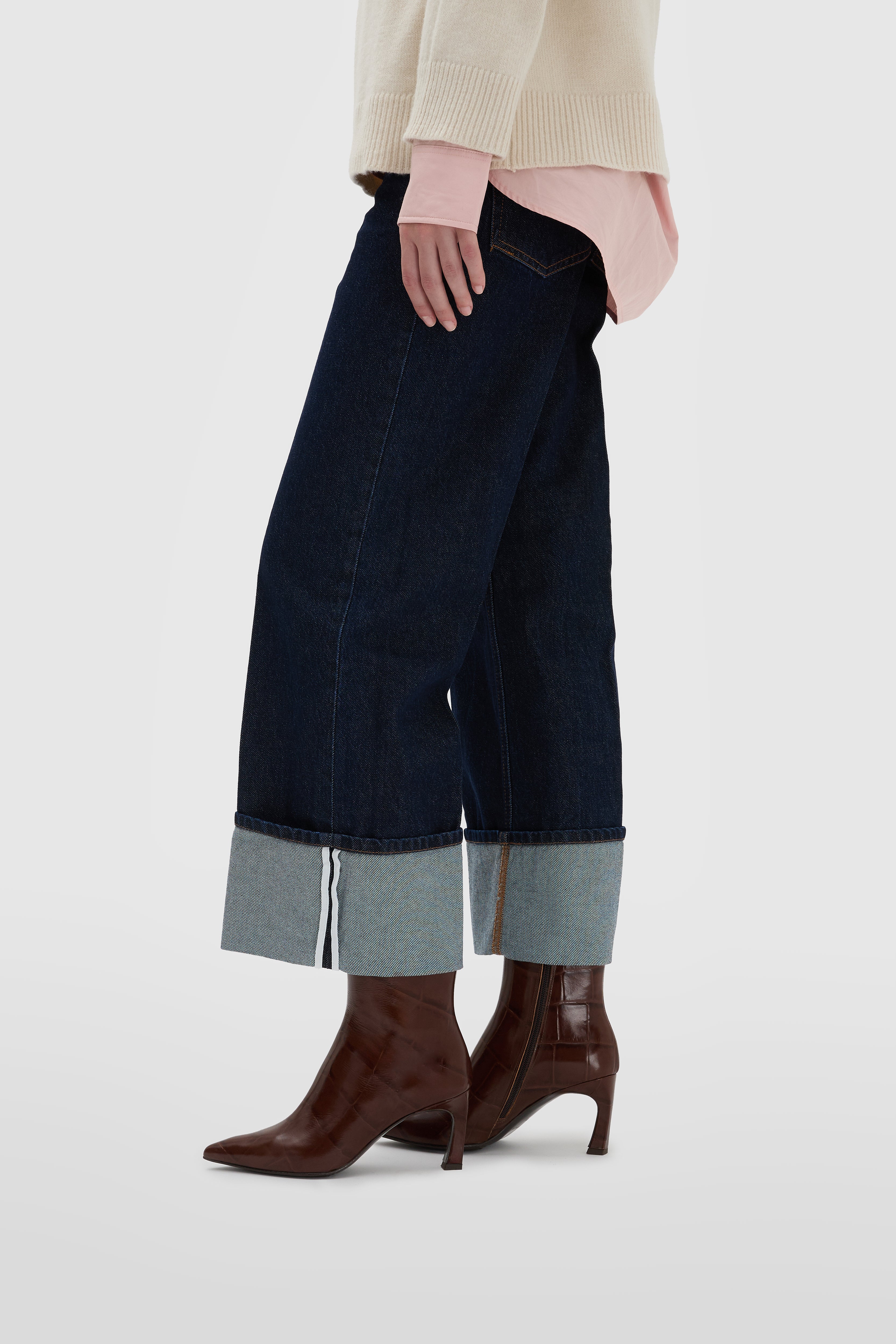 Bottines en veau marron imprimé crocodile avec talon creux et bout effilé