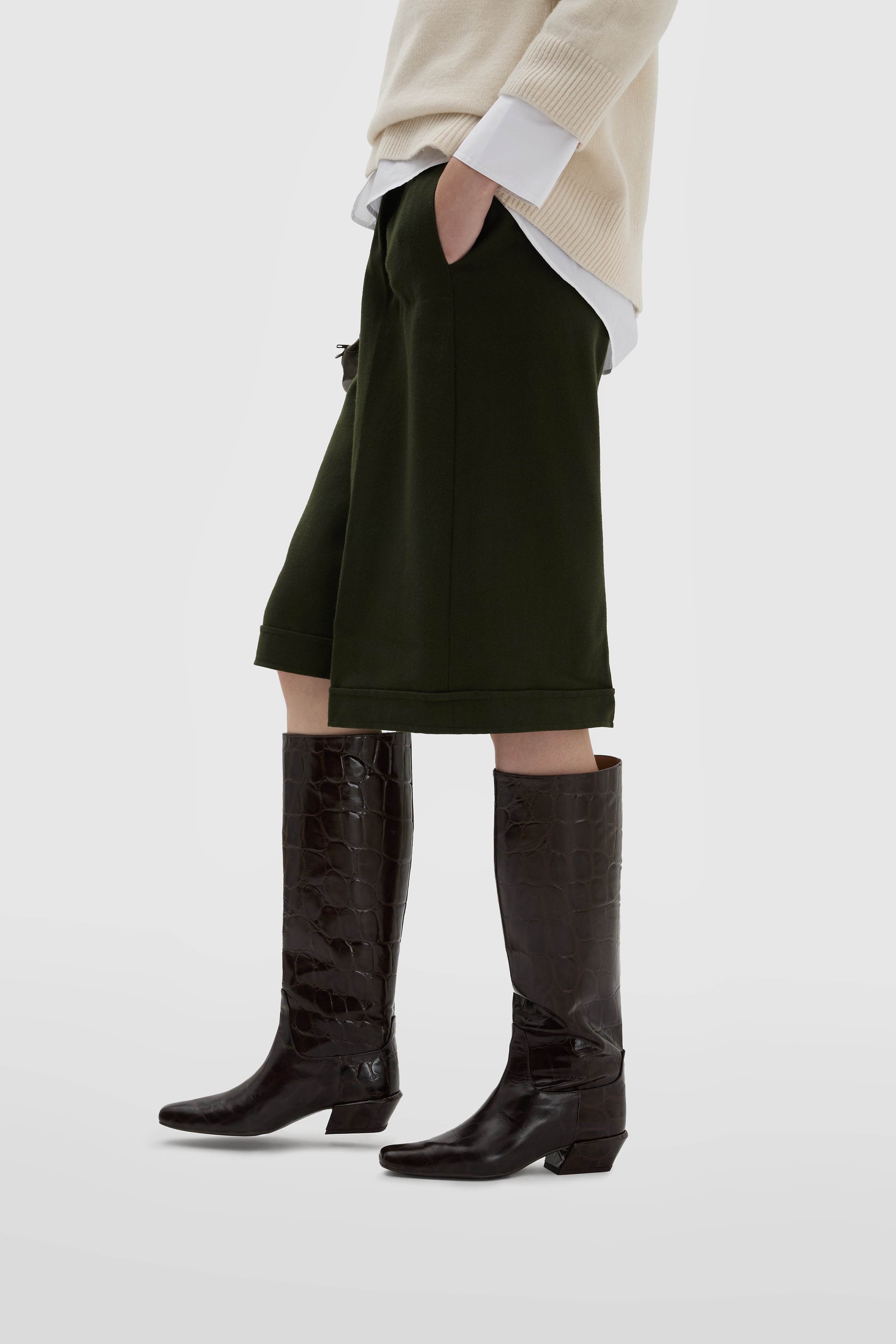 Botte en veau effet crocodile marron foncé avec talon géométrique 30mm