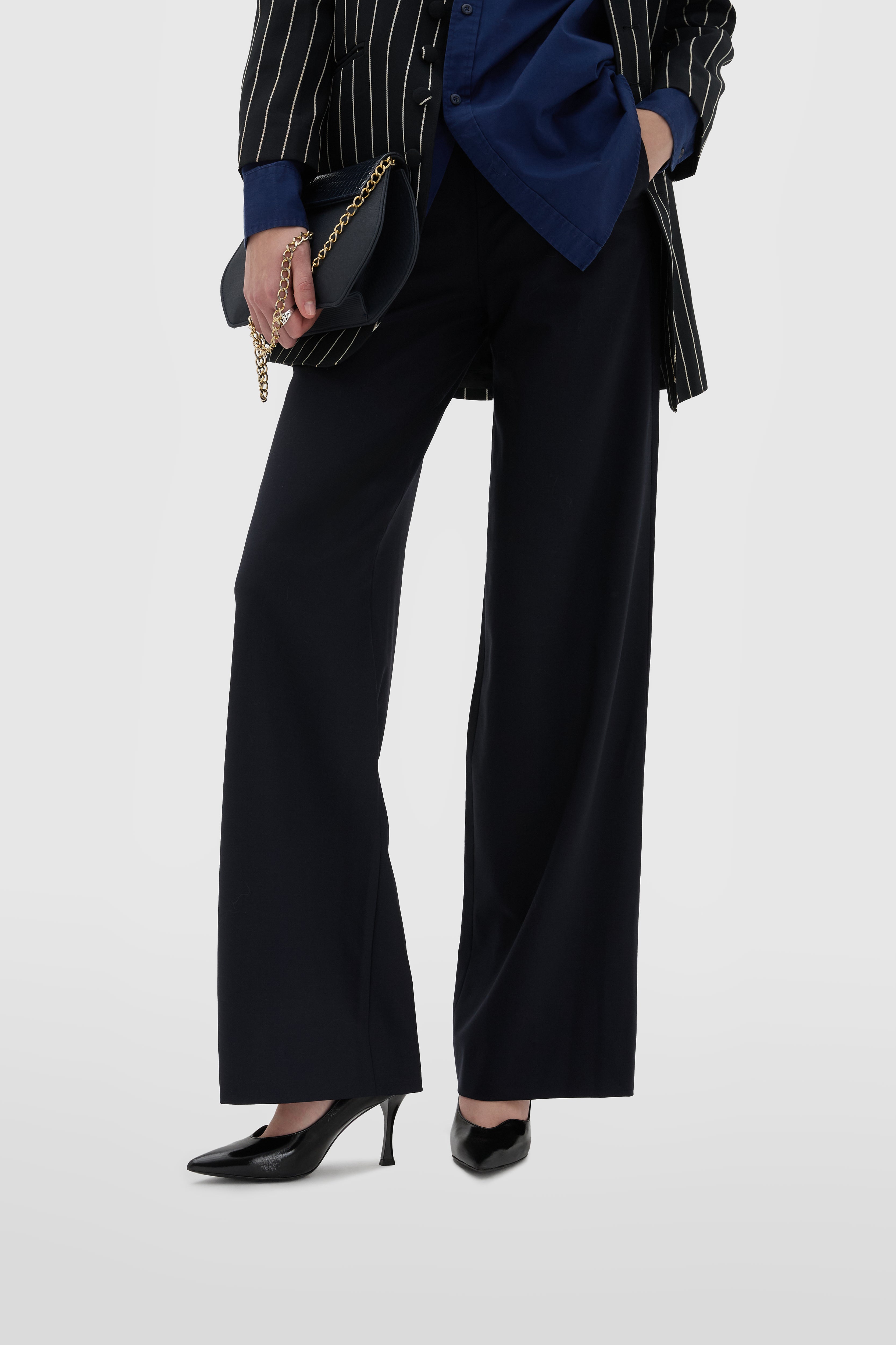 Escarpins noirs Verlux à encolure ondulée et talon gobelet