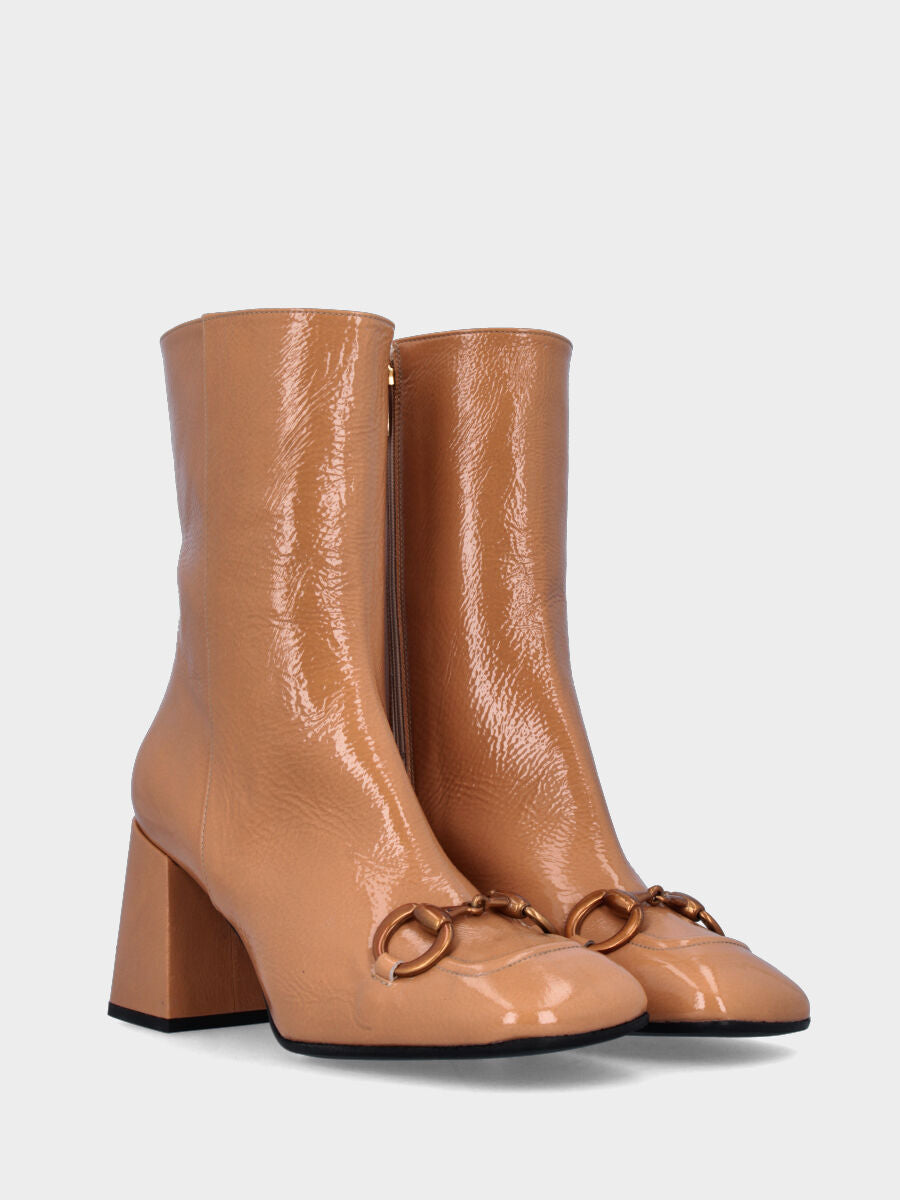 Stivaletto beige in pelle con bordatura e morsetto