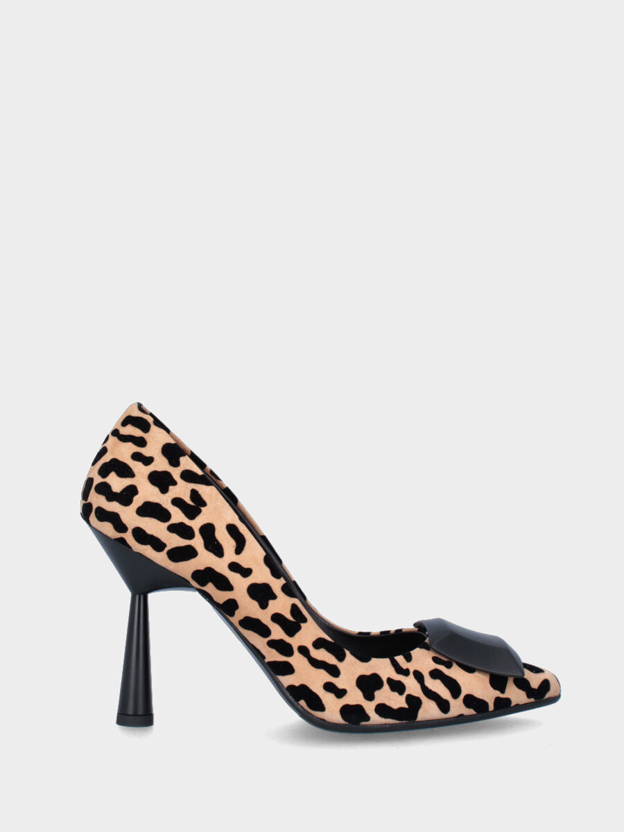 Décolleté in pelle animalier con accessorio geometrico