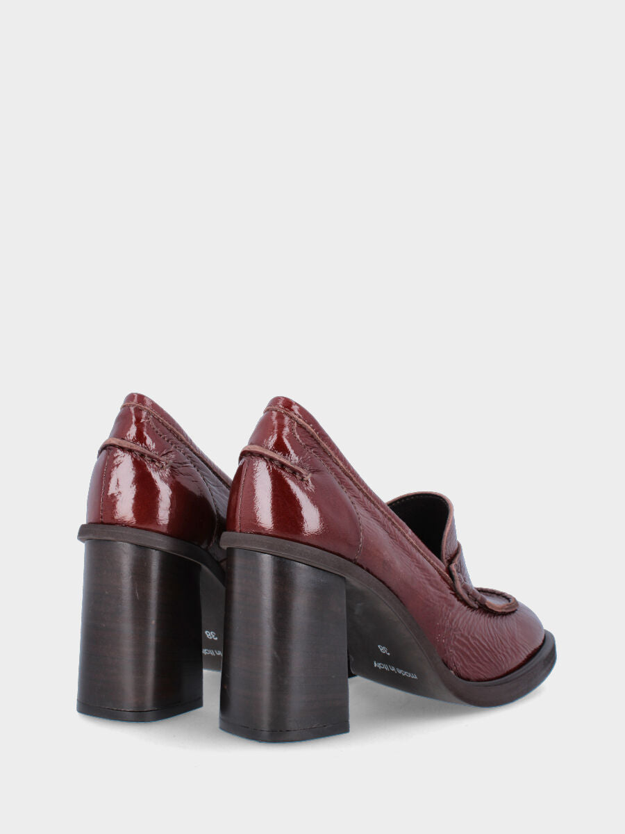 Sandalo monoblocco in vitello rosso con fascia ripiegata
