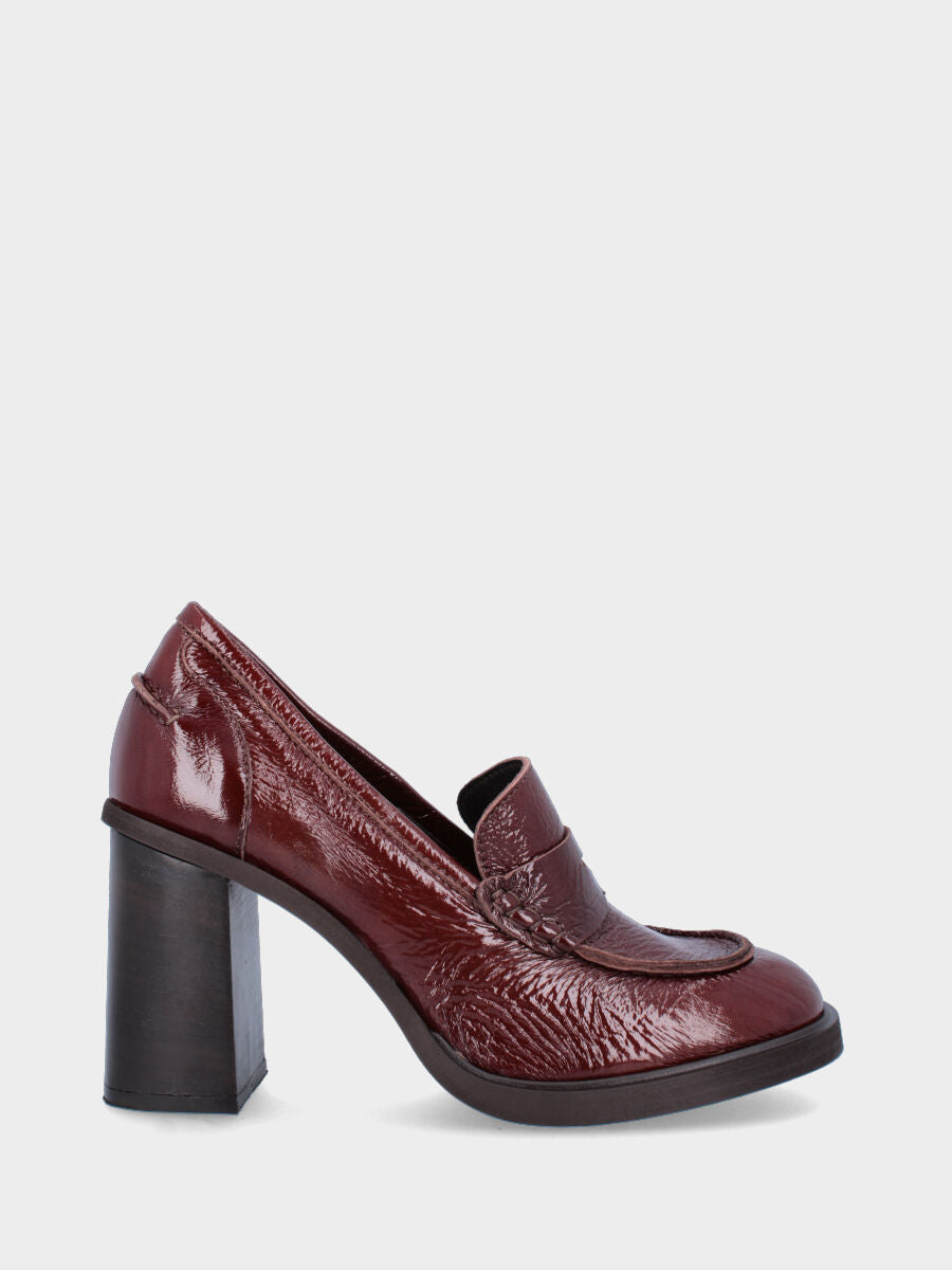 Sandalo monoblocco in vitello rosso con fascia ripiegata
