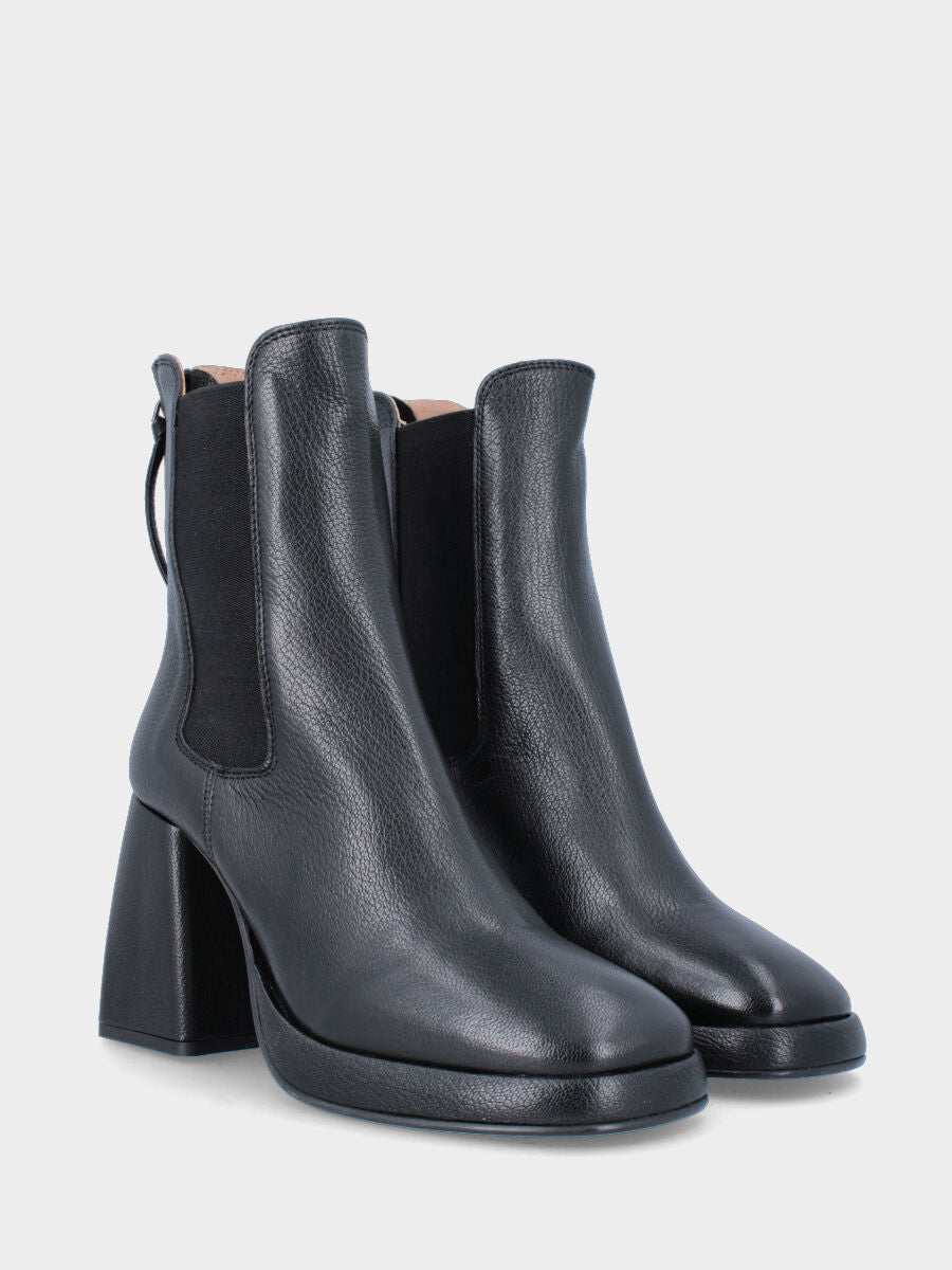 Stivaletto nero in pelle con cerniera posteriore e plateau