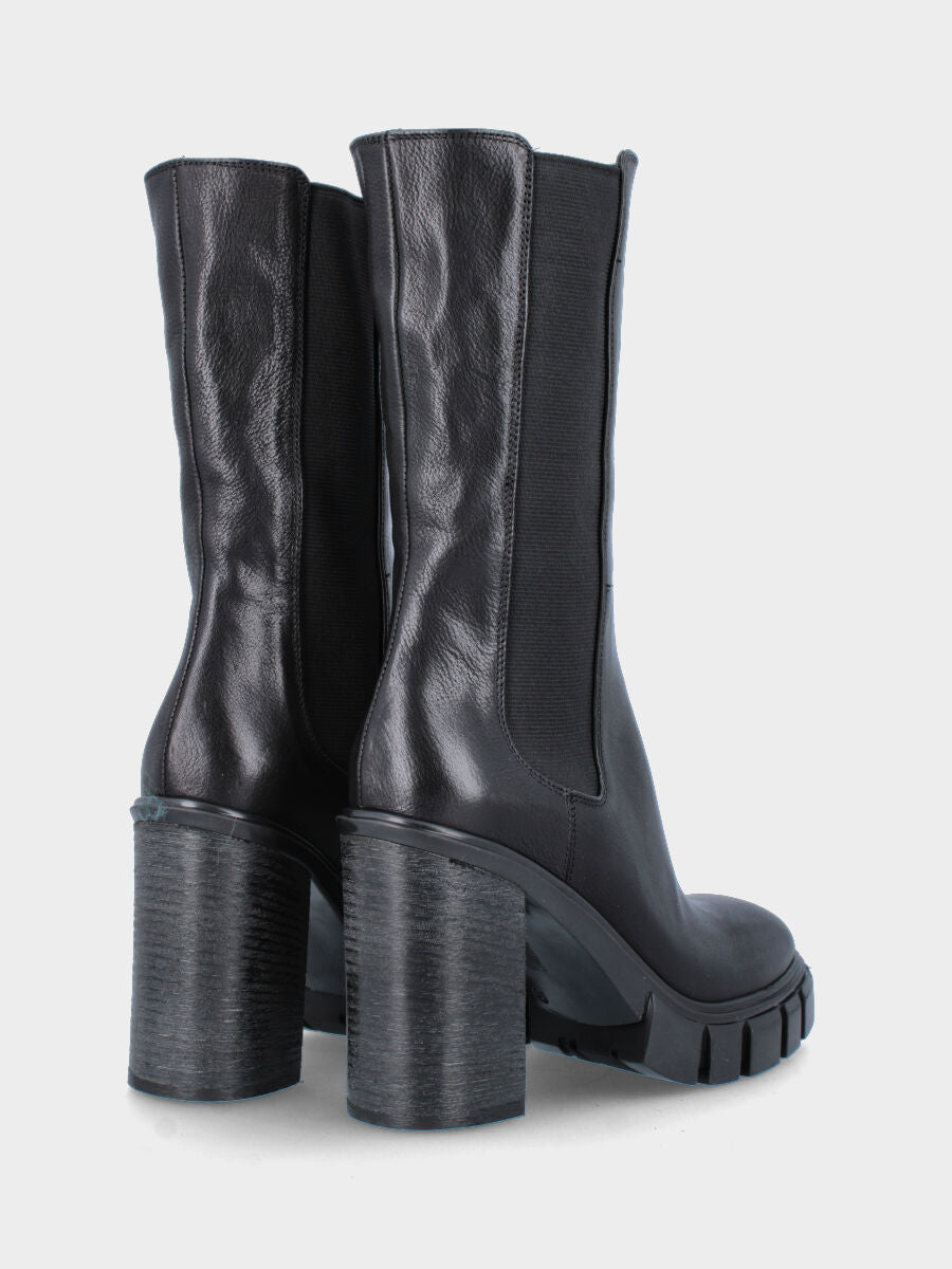Stivaletto nero in pelle con tacco largo e fondo track