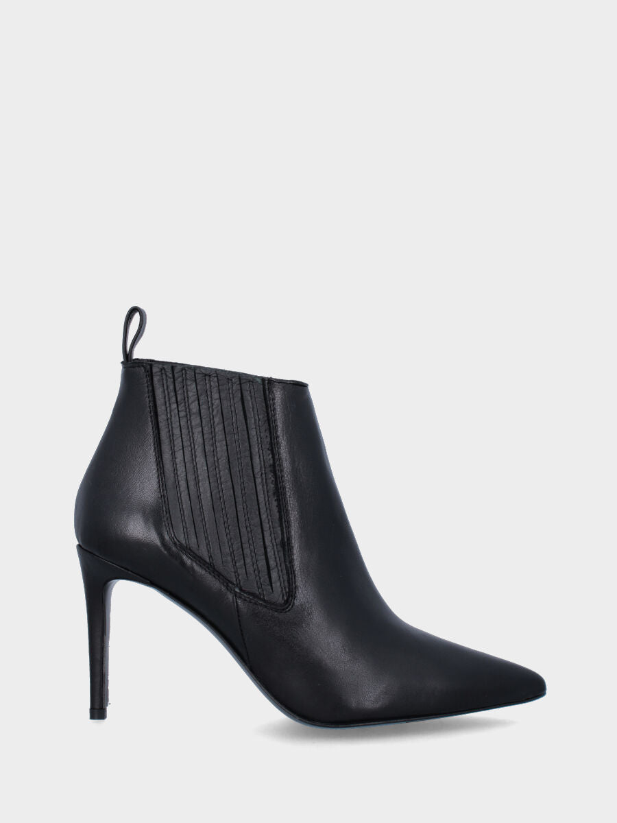 Tronchetto nero in pelle con punta sfilata e tacco a stiletto