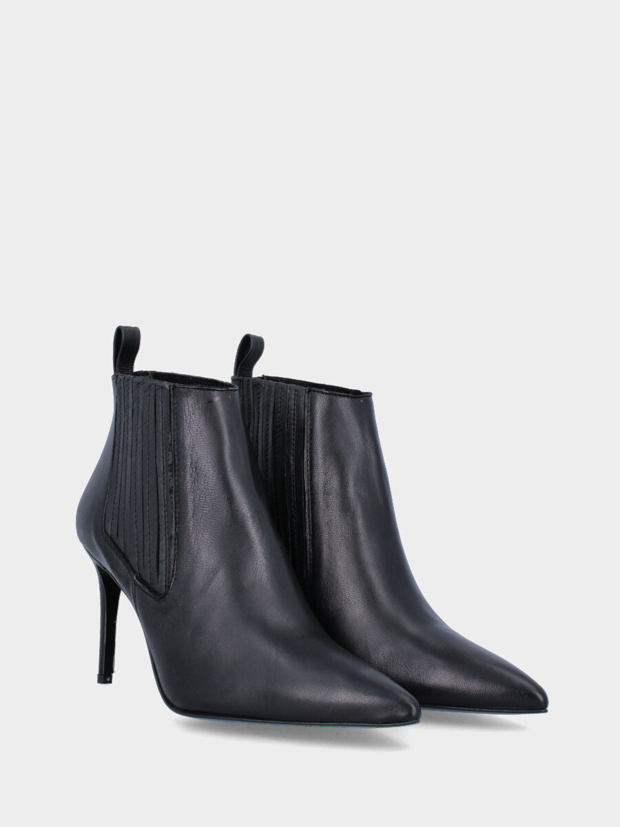 Tronchetto nero in pelle con punta sfilata e tacco a stiletto