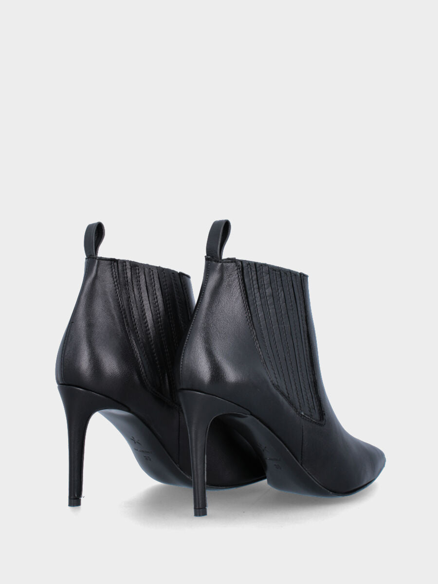 Tronchetto nero in pelle con punta sfilata e tacco a stiletto
