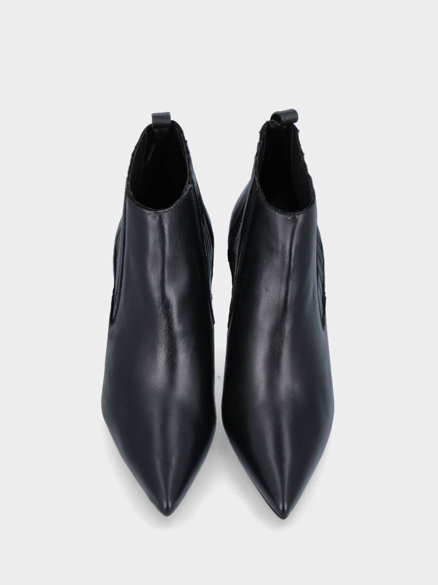 Tronchetto nero in pelle con punta sfilata e tacco a stiletto