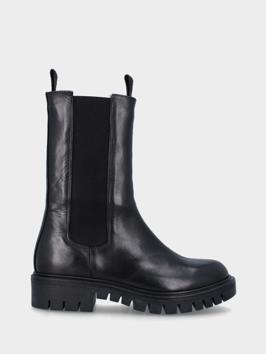 Stivaletto nero in pelle con suola dentellata