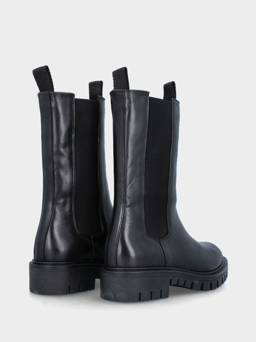 Stivaletto nero in pelle con suola dentellata