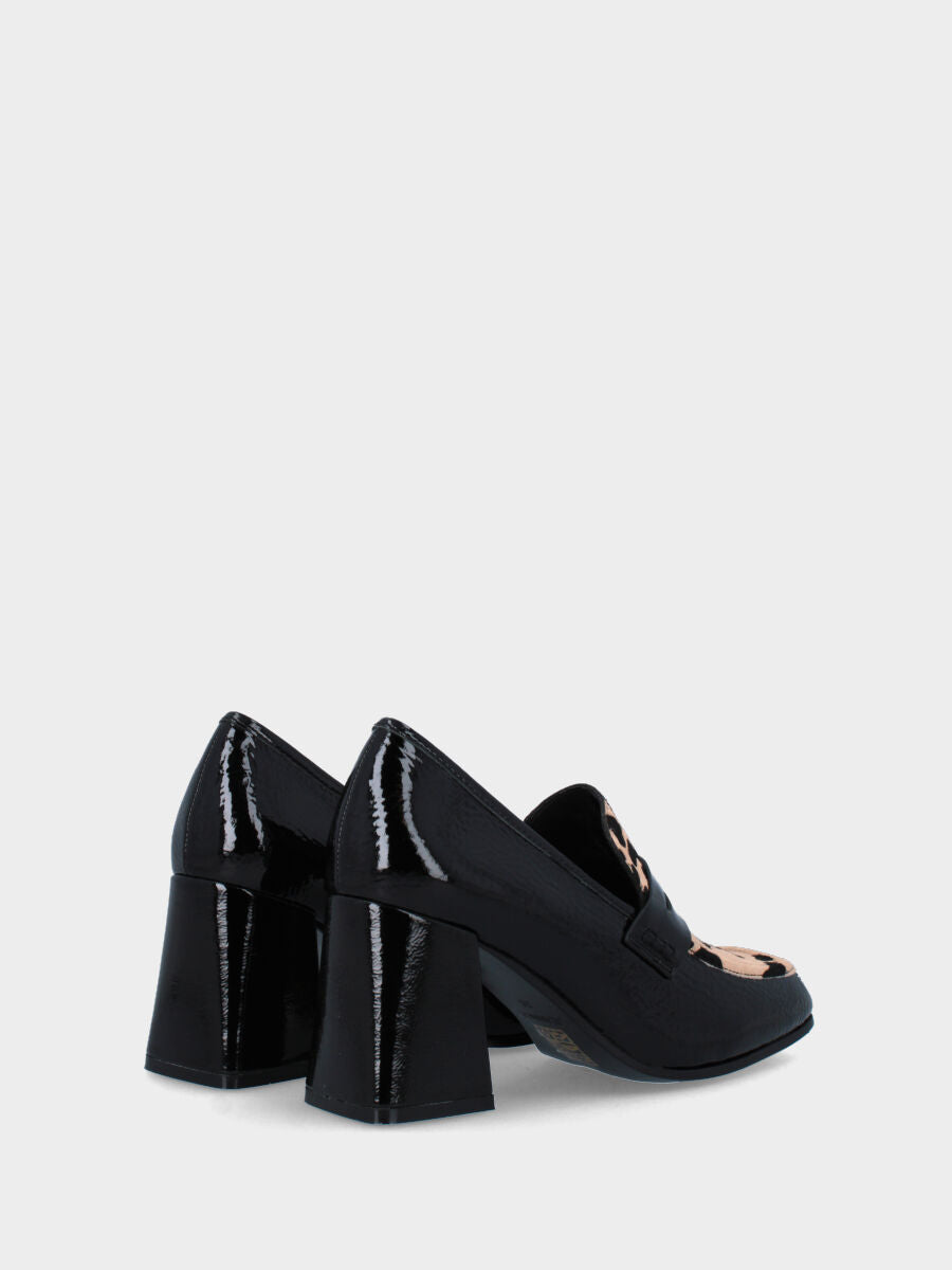 Sandalo monoblocco in vitello rosso con fascia ripiegata