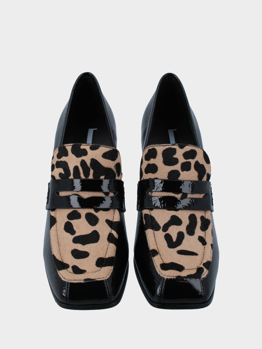 Sandalo monoblocco in vitello rosso con fascia ripiegata