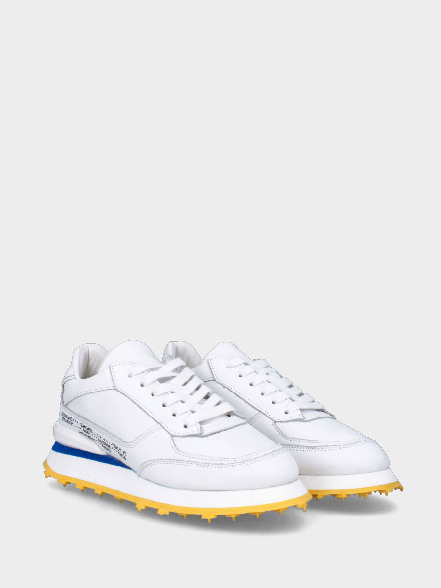 Sneaker bianca in pelle con suola in gomma microporosa