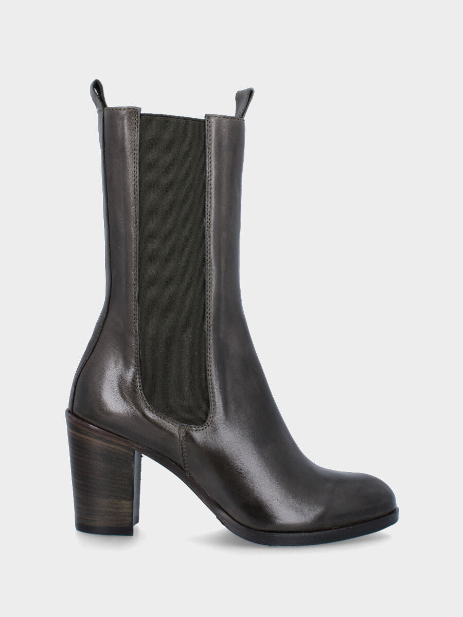 Sandalo monoblocco in vitello rosso con fascia ripiegata