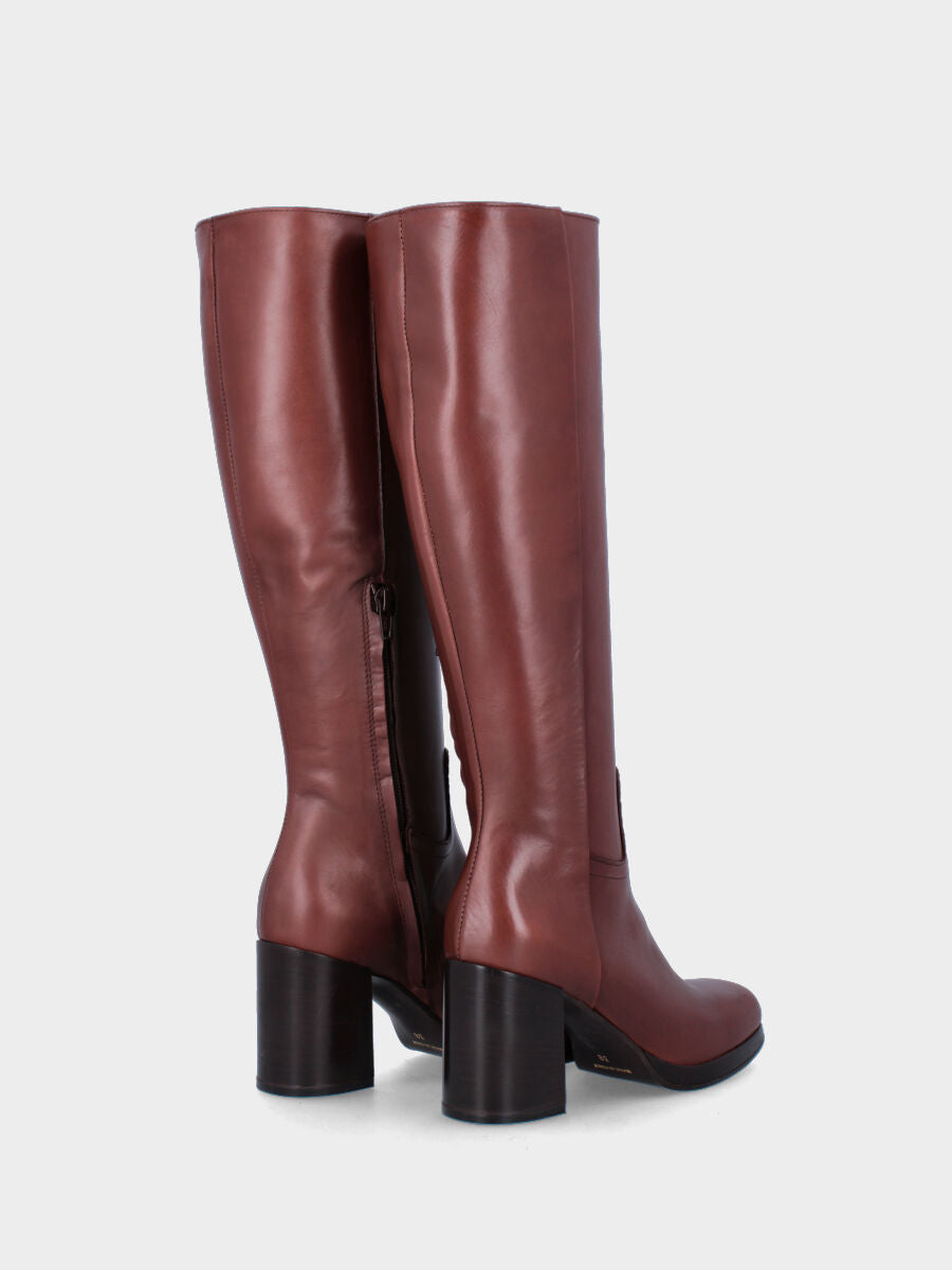 Sandalo monoblocco in vitello rosso con fascia ripiegata