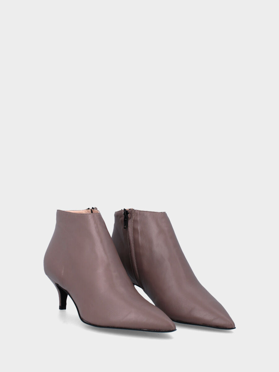 Sandalo monoblocco in vitello rosso con fascia ripiegata