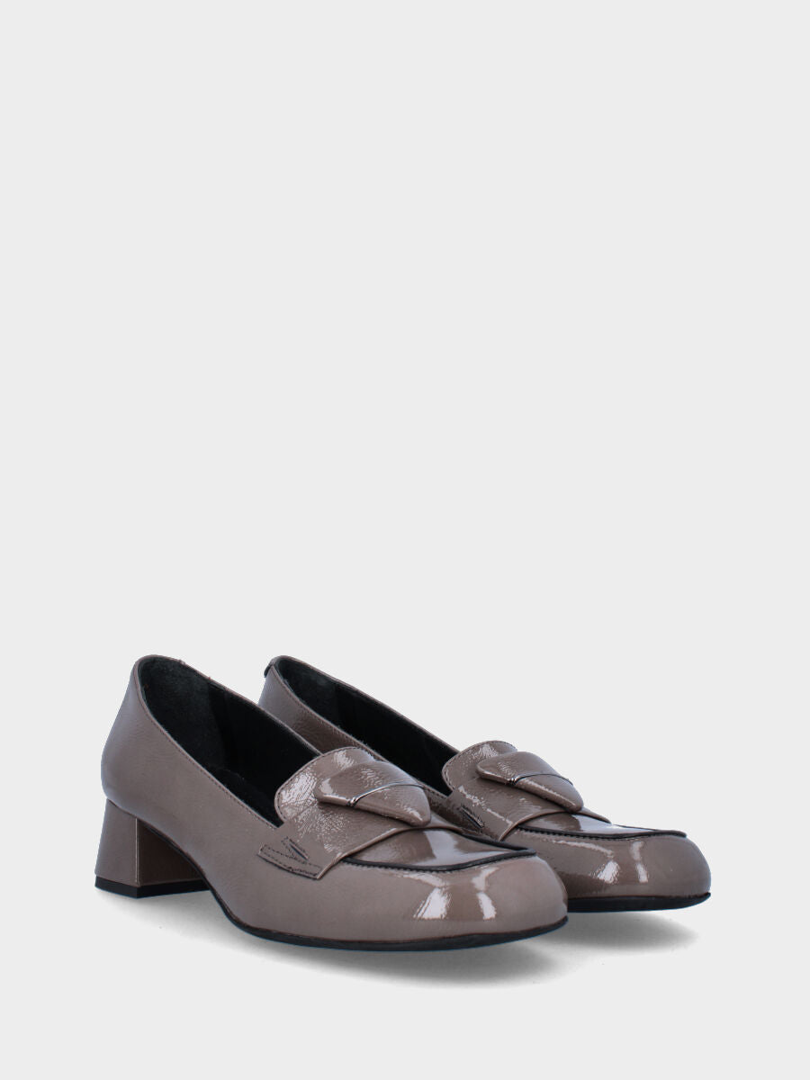 Mocassin beige en cuir avec bouton géométrique