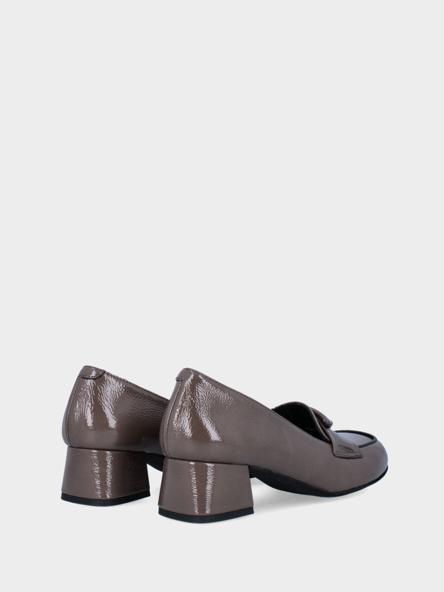 Mocassin beige en cuir avec bouton géométrique