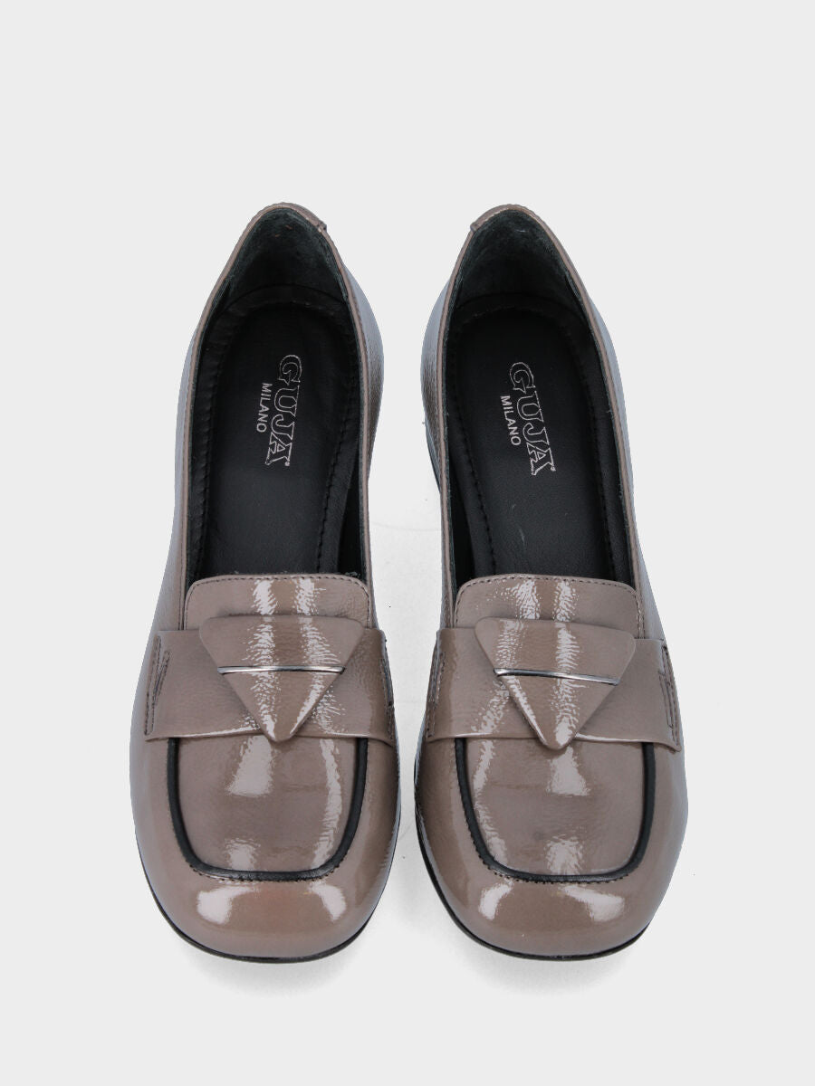 Mocassin beige en cuir avec bouton géométrique