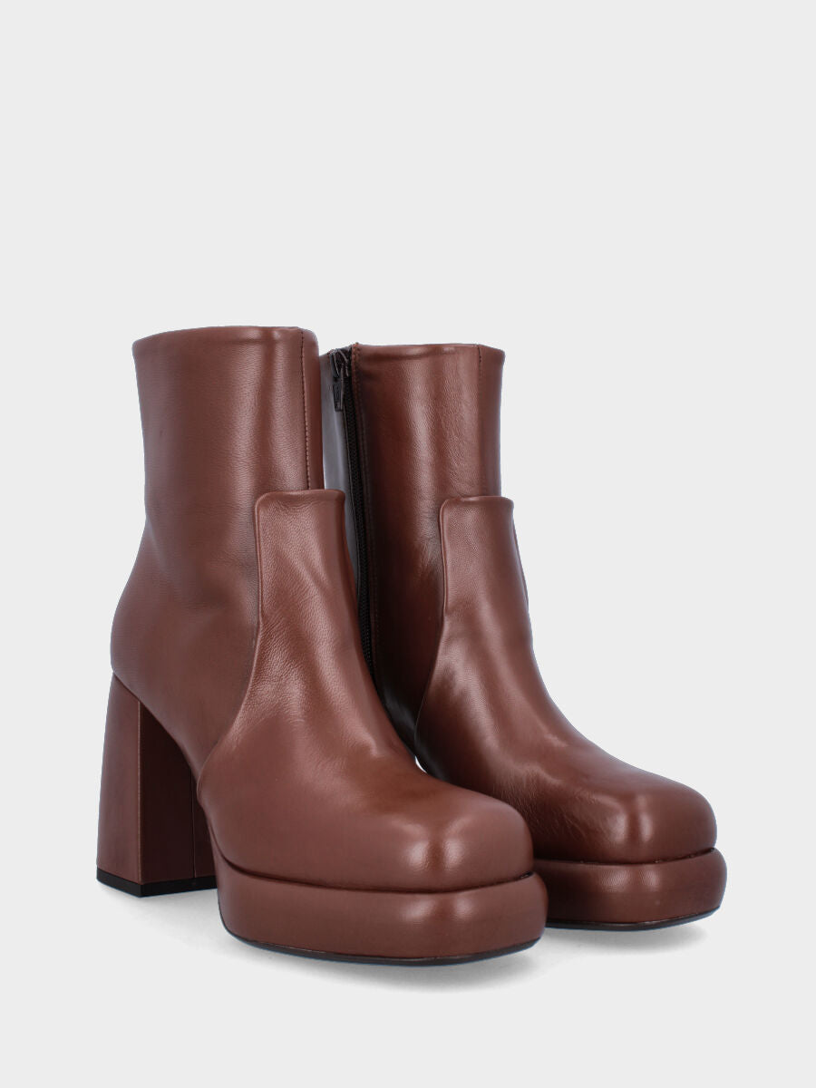 Bottine marron en cuir avec languette décorative